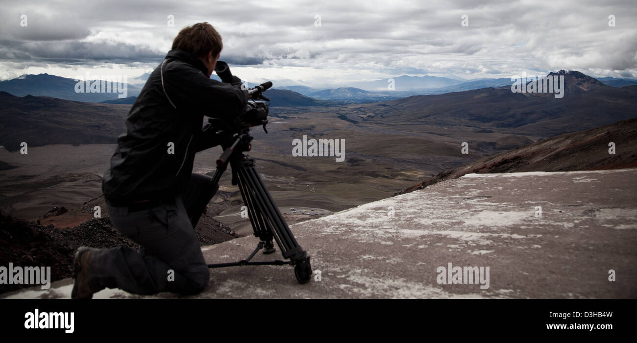 Kameramann filmt in den Anden, Ecuador Cotopaxi. (Selbst Foto ohne Trennpapier benötigt) Stockfoto