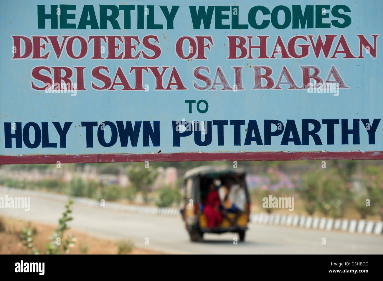 Herzlich Willkommen Sie in Puttaparthi Straßenschild. Andhra Pradesh. Indien Stockfoto