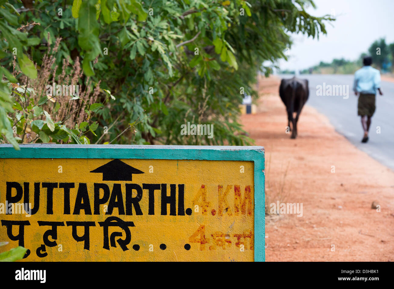 Herzlich Willkommen Sie in Puttaparthi Straßenschild. Andhra Pradesh. Indien Stockfoto