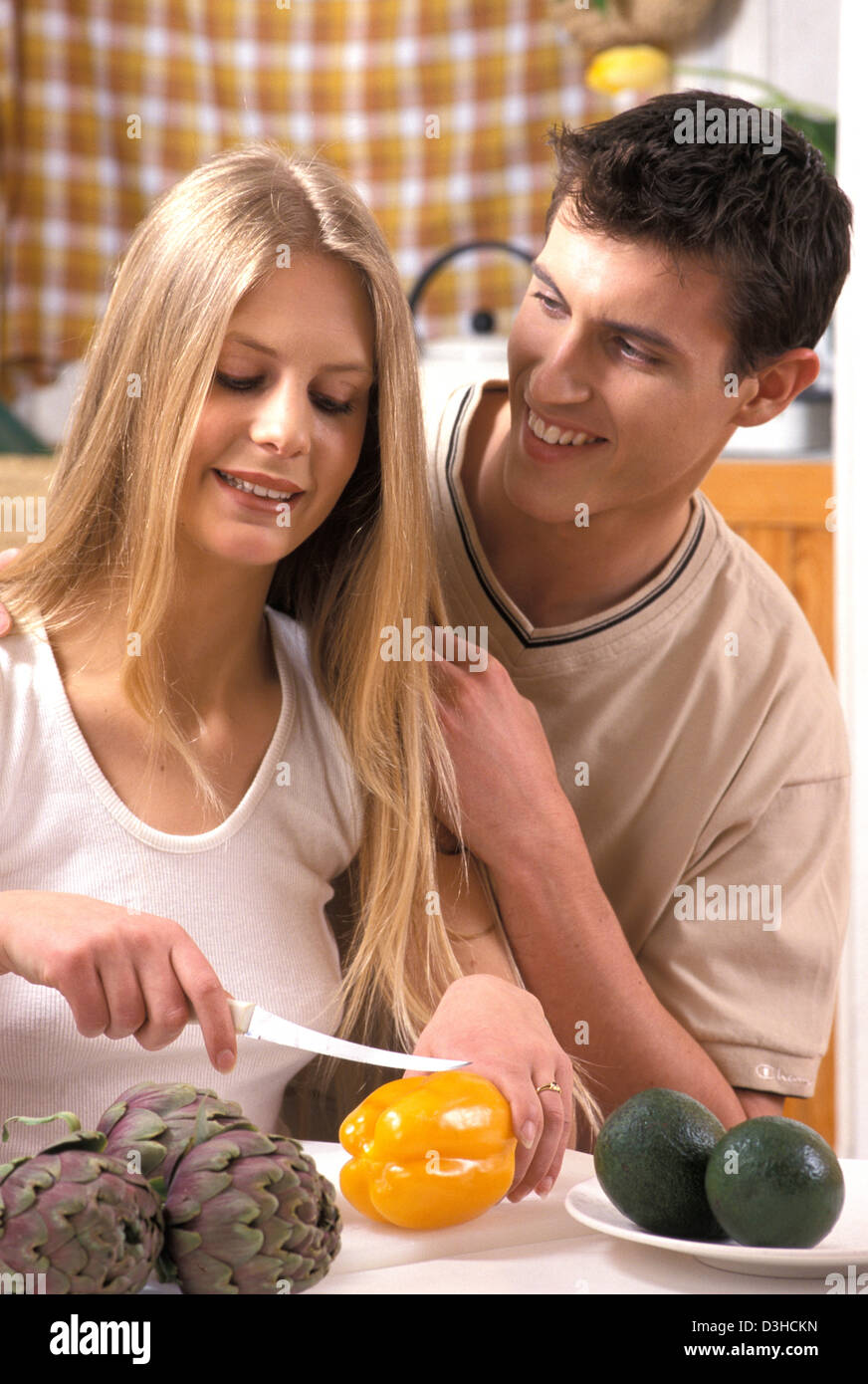 PAAR IN KÜCHE Stockfoto