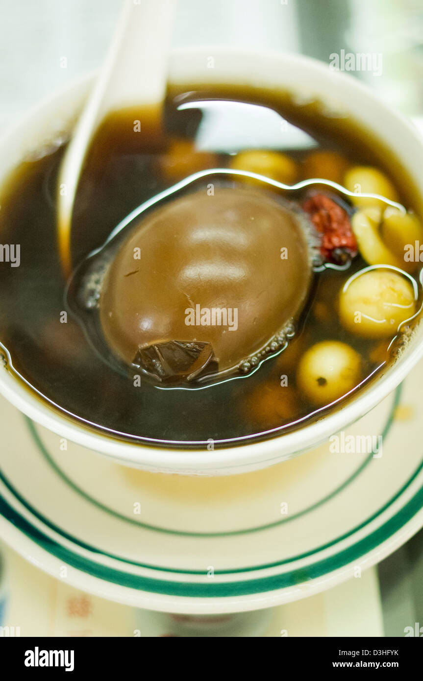 Jisheng Tee mit Ei und Lotus-Samen, eine Art pflanzliche Desserts in Hong Kong populär. Stockfoto
