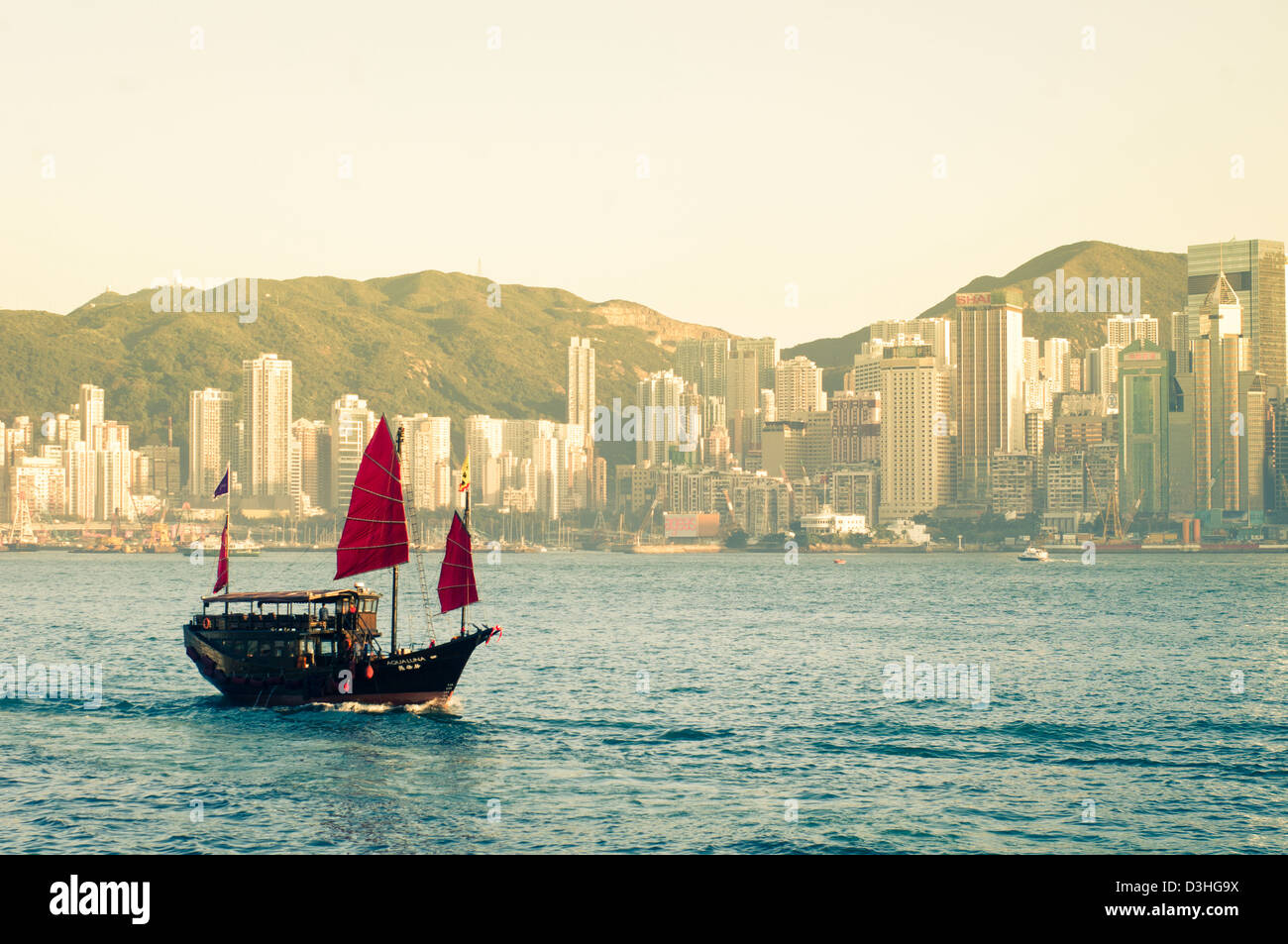 eine chinesische Dschunke segelt am Victoria-Hafen von Hong Kong, China. Stockfoto