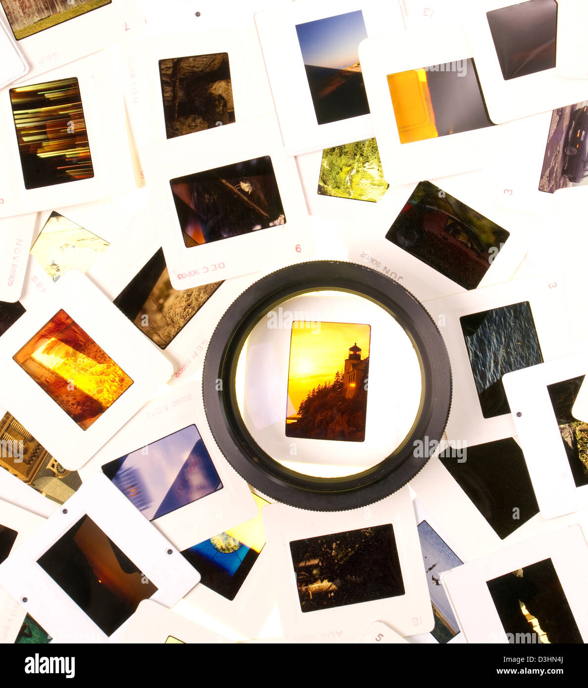 Ein Haufen von montierten Diafilm sitzen auf den Leuchtkasten mit Lupe Stockfoto Ein Haufen von montierten Diafilm sitzen auf den Leuchtkasten mit Lupe Stockfoto