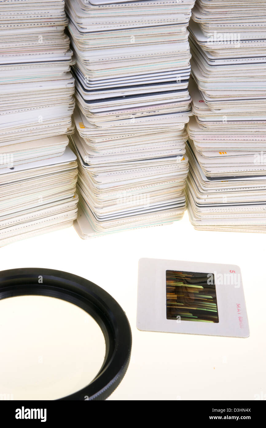Ein Haufen von montierten Diafilm sitzen auf den Leuchtkasten mit Lupe Stockfoto