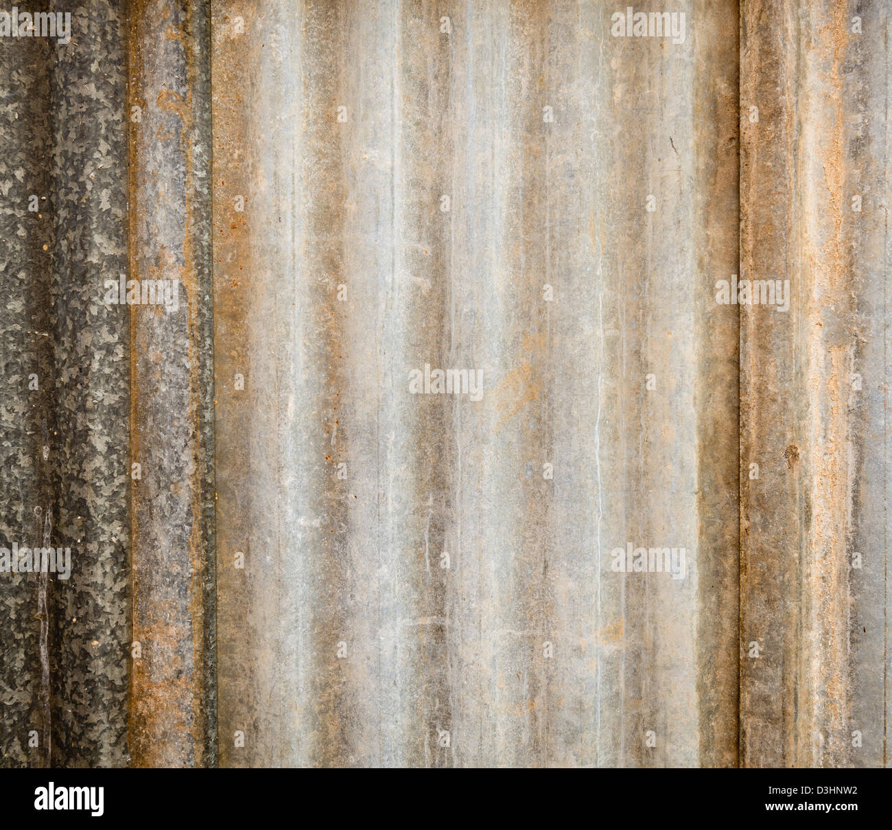 Hintergrundtextur aus Wellblech Blättern mit Rost und Verschleiß Stockfoto