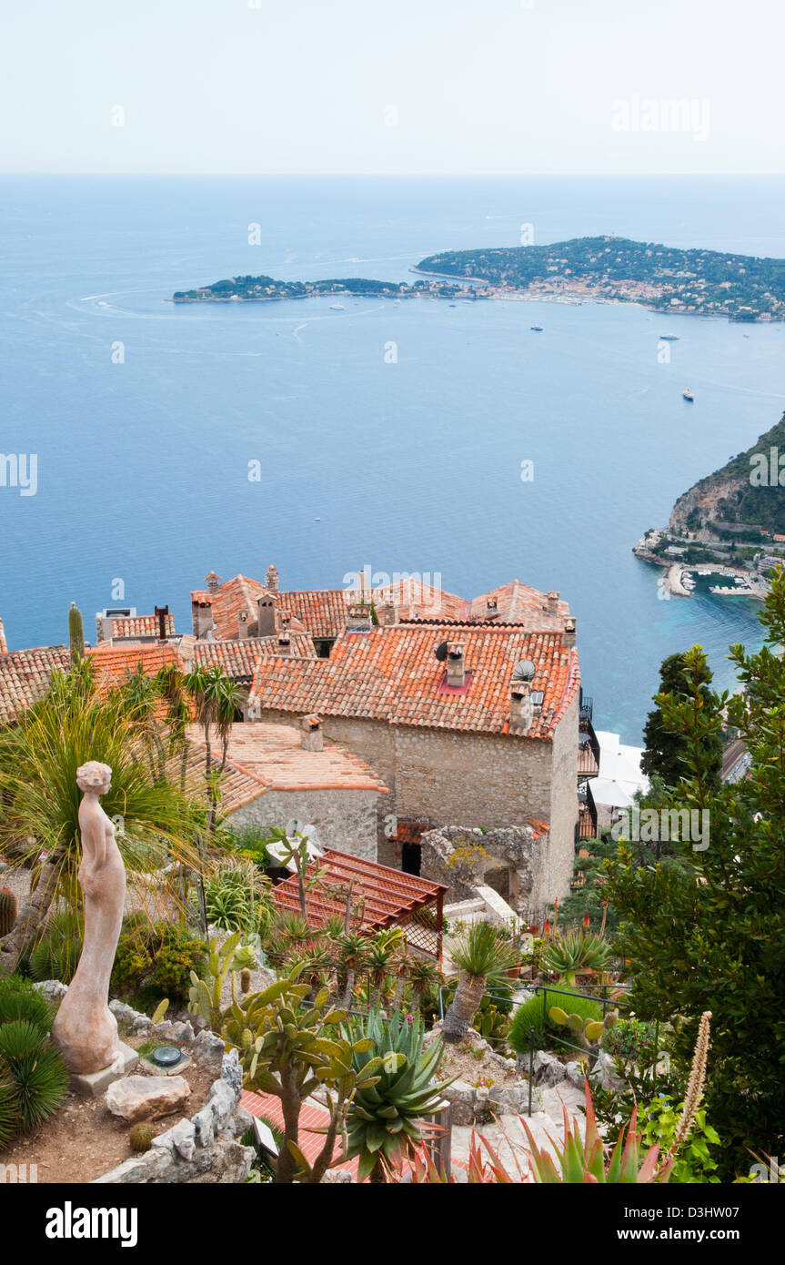 Mittelalterliche Stadt von Eze thront auf einem Hügel mit Blick auf das Mittelmeer Stockfoto