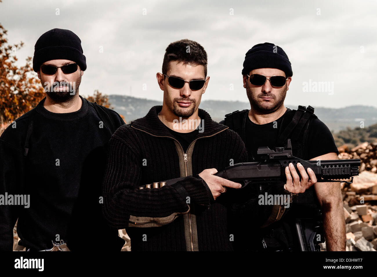 Blick auf eine Gruppe von Gang-Mitglieder mit Gewehren. Stockfoto
