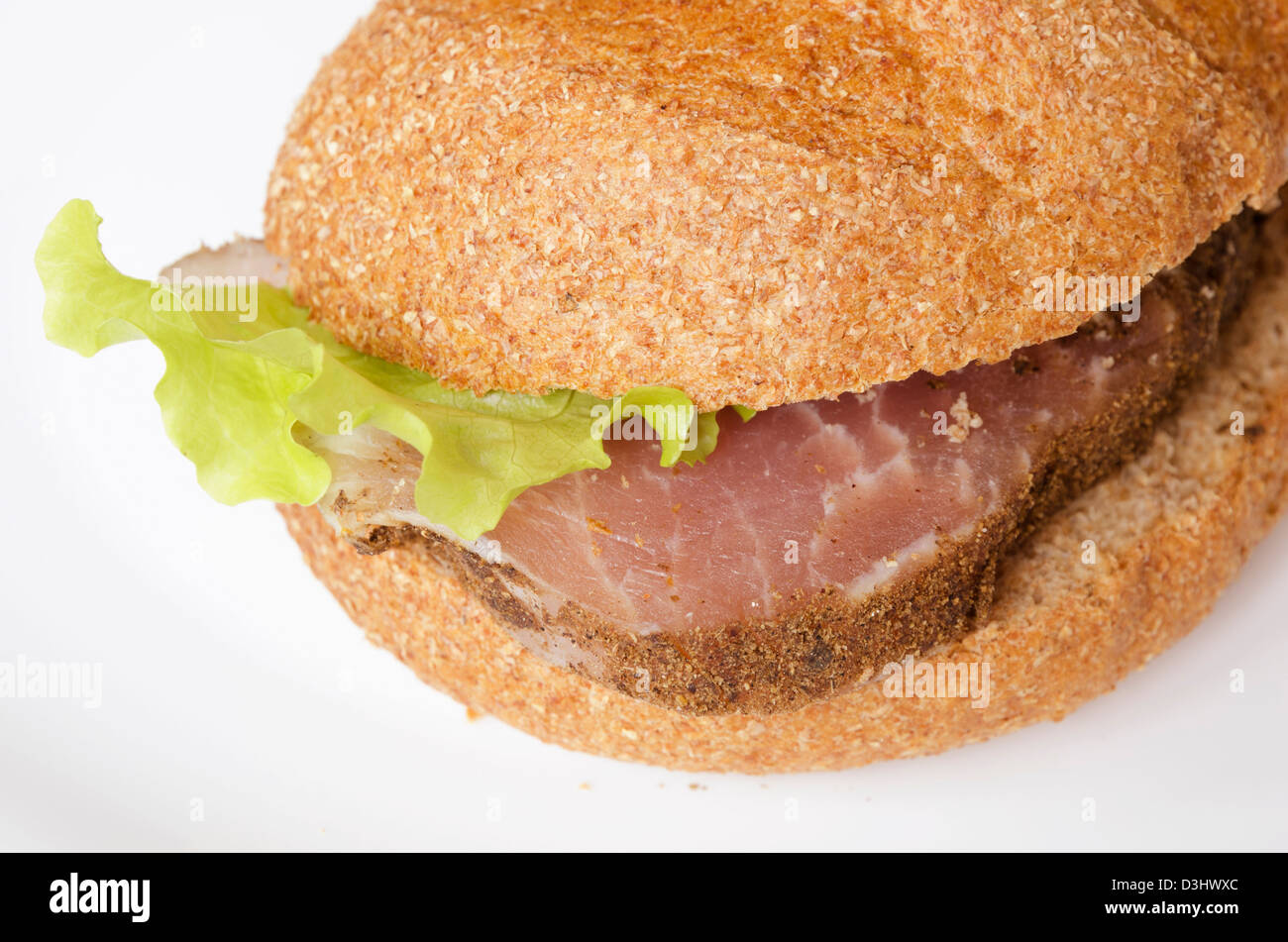 frische Burger Closeup auf der weißen Plattenoberfläche Stockfoto