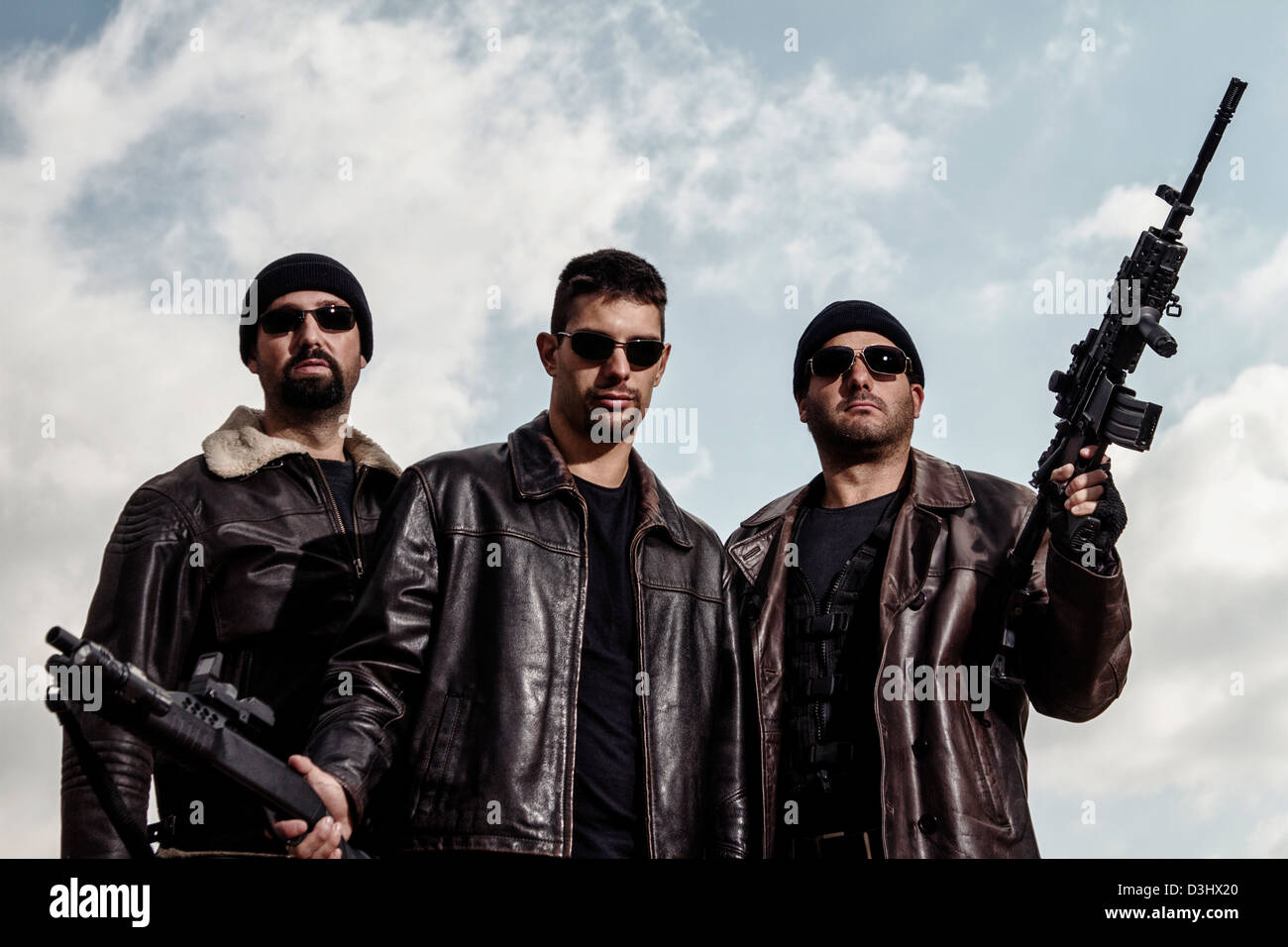 Blick auf eine Gruppe von Gang-Mitglieder mit Gewehren. Stockfoto