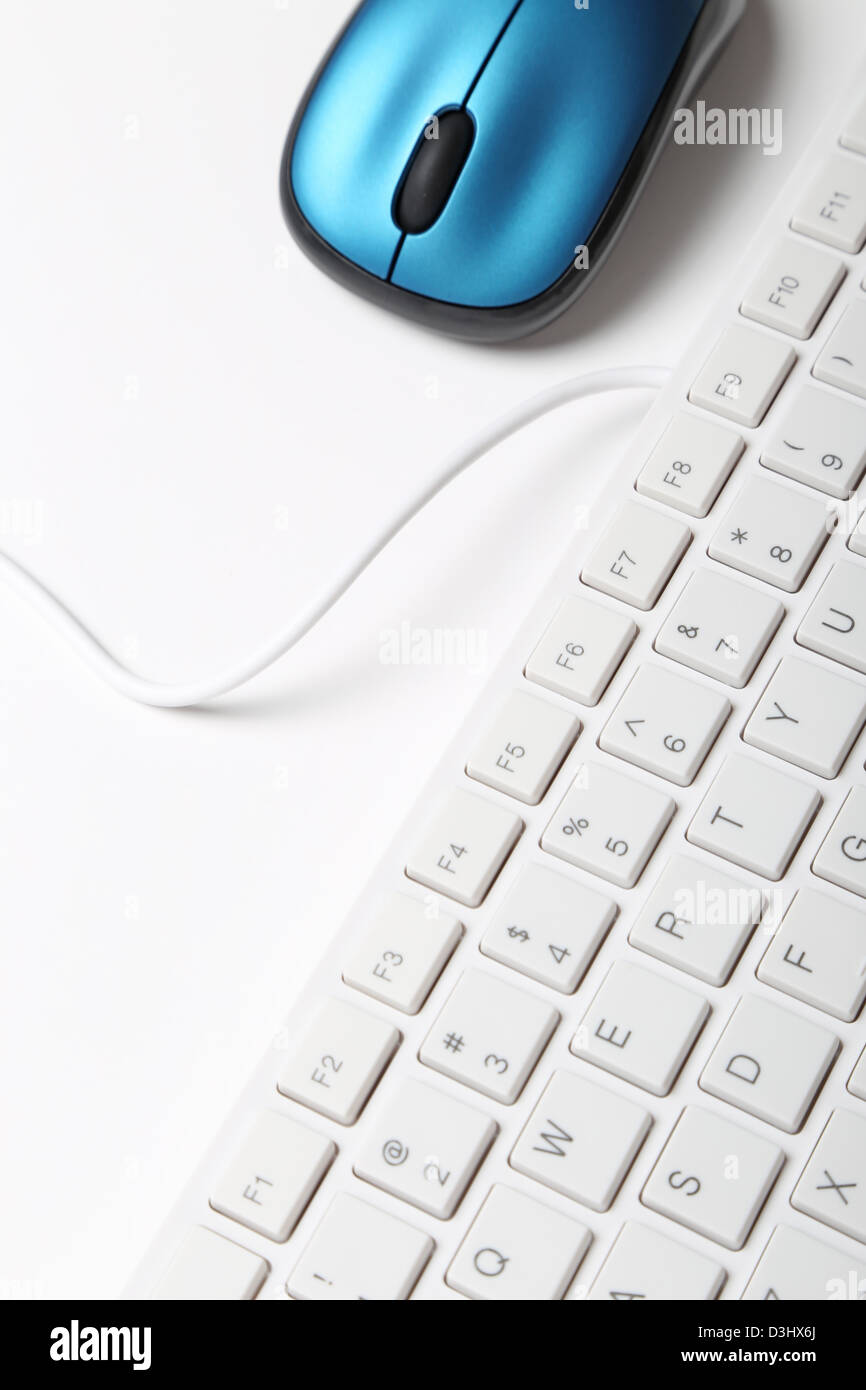 Weiße Tastatur und Maus blau Stockfoto
