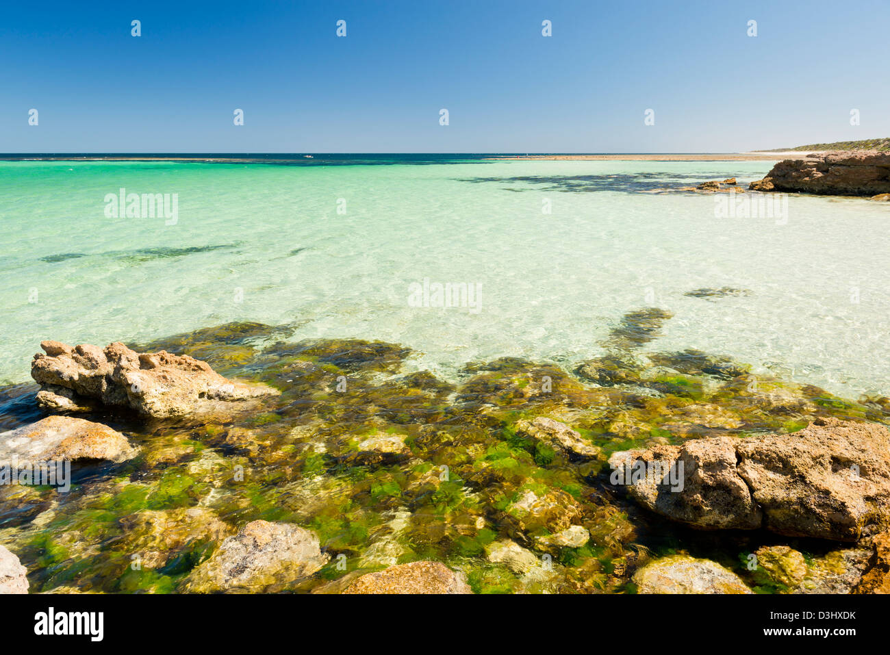 Kristallklares Wasser mit erstaunlichen Farben entlang der felsigen Küste Stockfoto