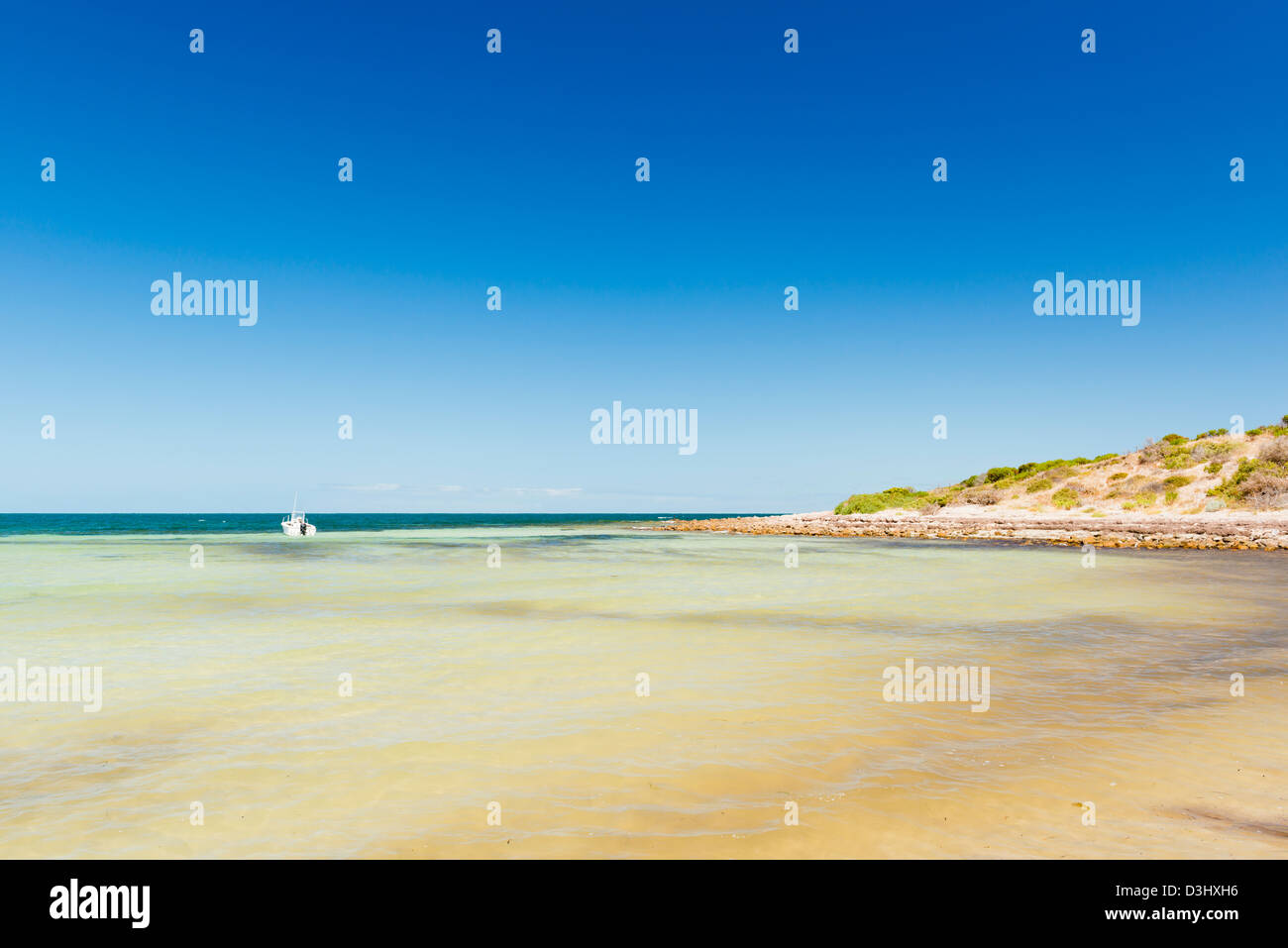 Klaren tropischen Wasser mit Horizont und blauer Himmel suchen Stockfoto