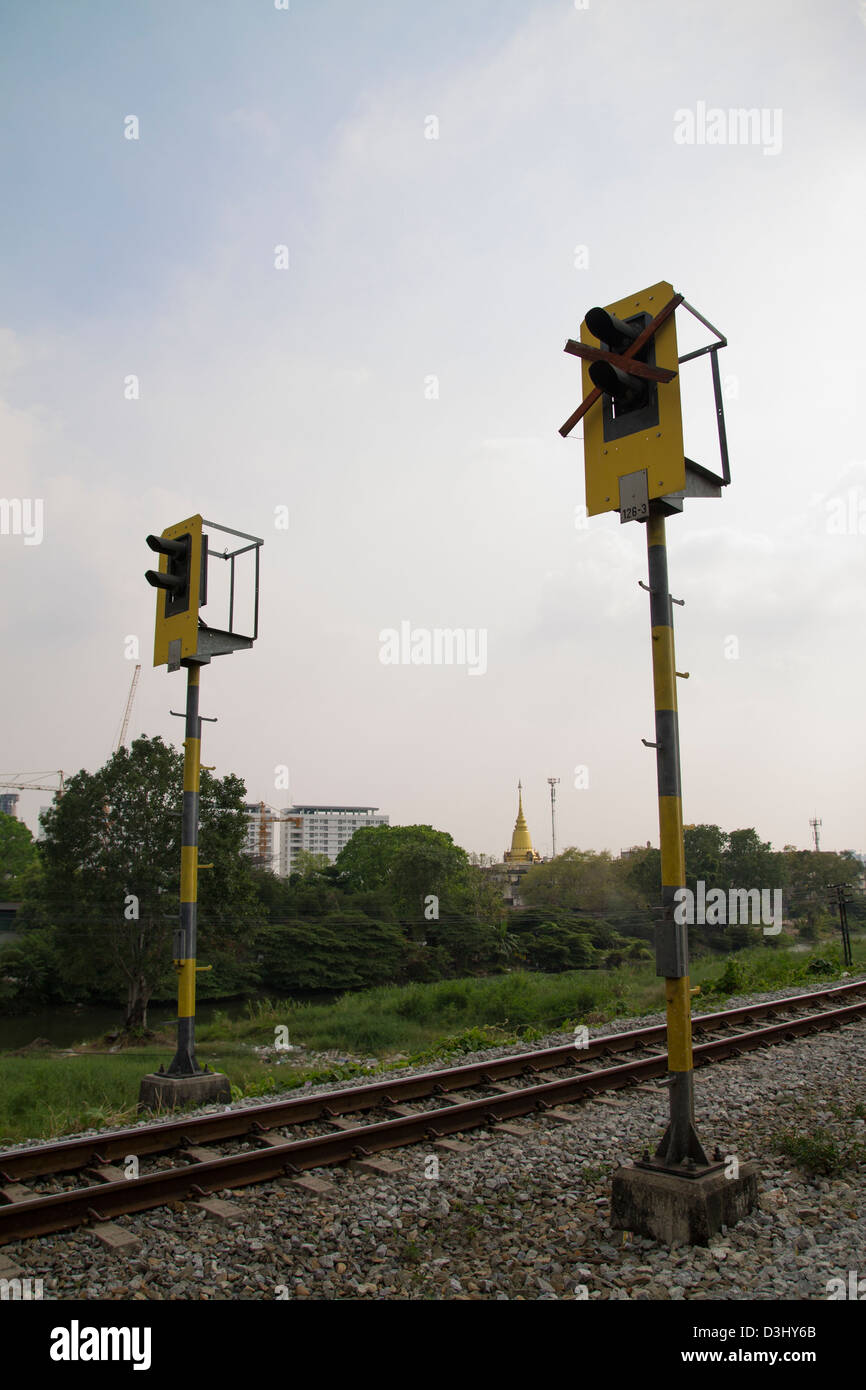 Eisenbahn-Ampel zeigen ein Stopp-Signal am blauen Himmel Stockfoto