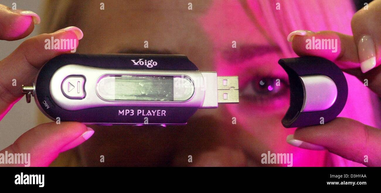 Dpa) - Nadine präsentiert einen USB-Stick mit integriertem Radio,  Diktiergerät und MP3-Player auf der HobbyTronic-Messe in Dortmund,  Deutschland, 10. Februar 2004. Der Stick hat eine Kapazität von 128 MB und  wiegt 32
