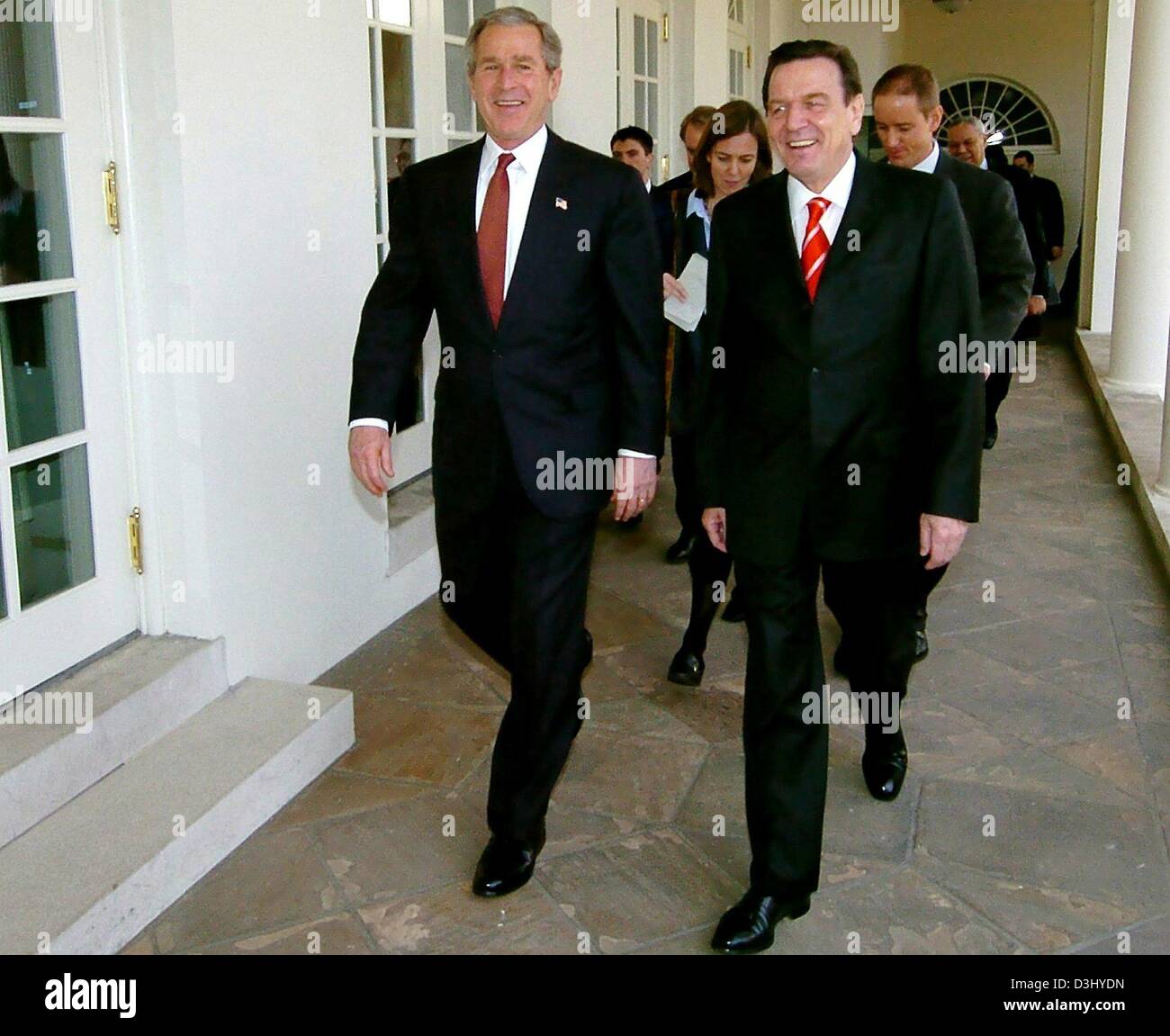 (Dpa) - German Chancellor Gerhard Schroeder (R) und US-Präsident George Bush gehen nebeneinander entlang der Terrasse und Lächeln bei ihrem Treffen im Weißen Haus in Washington DC, USA, 27. Februar 2004. Ihrem ersten Treffen in zwei Jahren zielte auf das Eis zu brechen und die Verbesserung der transatlantischen Beziehungen zwischen Deutschland und den USA, die während des Krieges mit Ira erlitten hatte Stockfoto