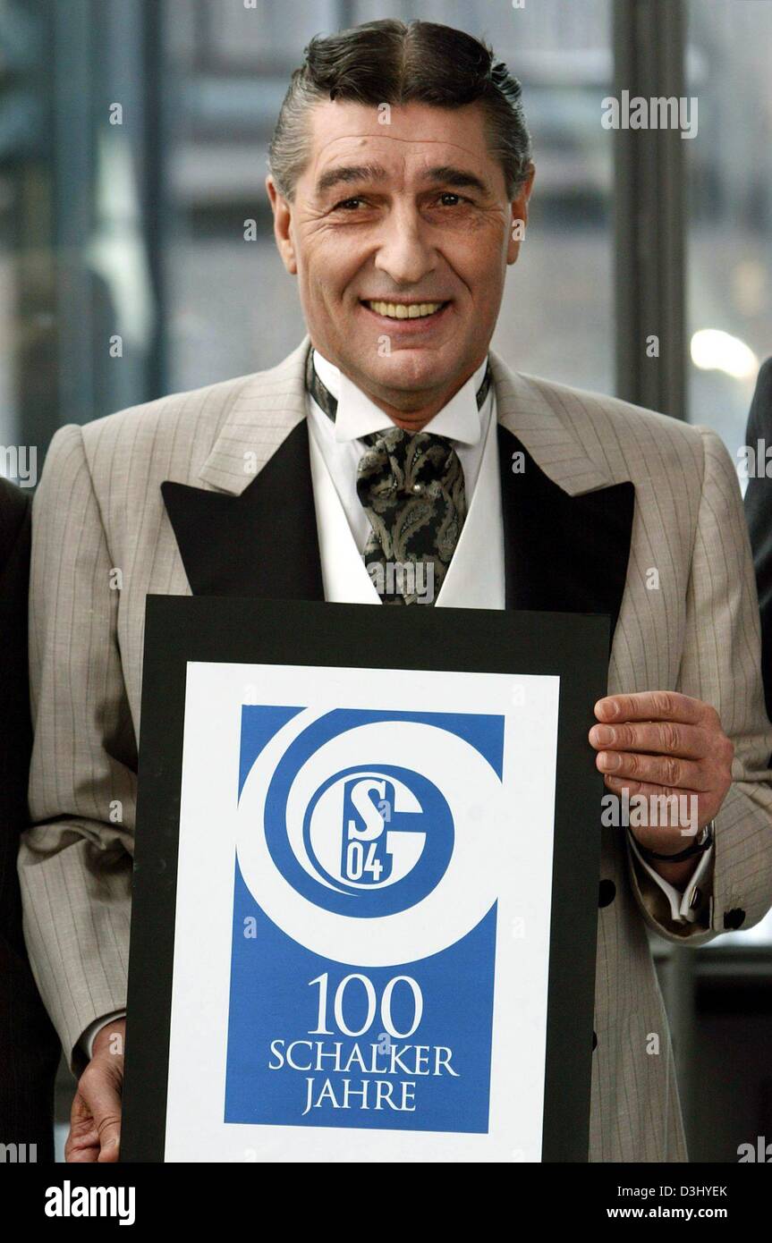 Dpa) Der Manager des FC Schalke 04 Rudi Assauer, stellt in einem  historischen Outfit wie seinem Verein 100 Jahre alt auf die bevorstehende  4. Mai 2004 sein wird. Er kündigte es auf