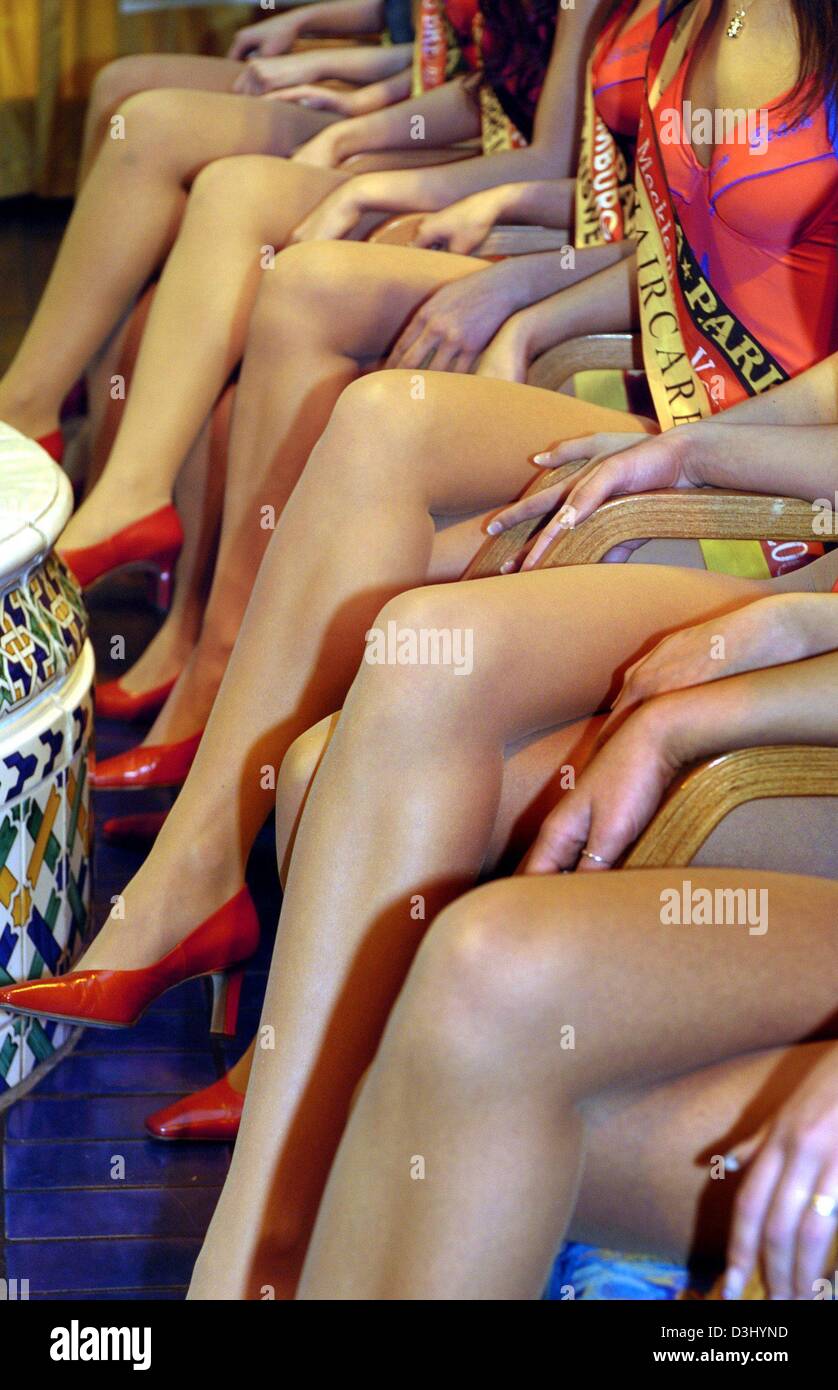 Eine Parade der Beine gehören 22 junge Frauen aus ganz Deutschland, die sich derzeit bekleidet baden Kostüme während einer Pressekonferenz für den Schönheitswettbewerb "Miss Deutschland 2004" in Rust, Deutschland, 27. Januar 2004. Der Schönheitswettbewerb stattfinden am Samstag, 31. Januar 2004. Stockfoto