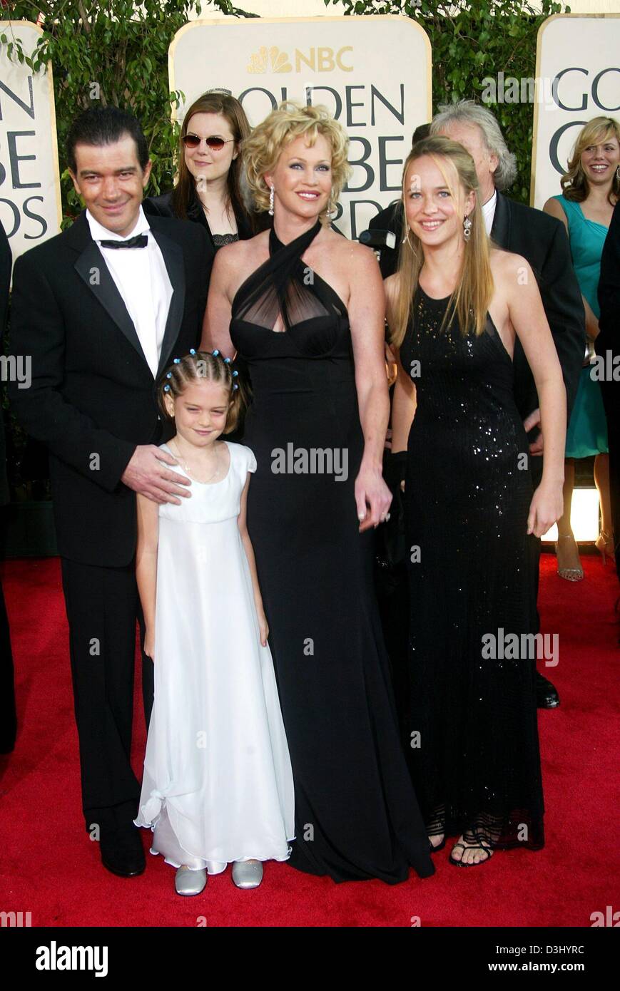 (Dpa) - spanische geborene Schauspieler Antonio Banderas und seine Frau U.S. Schauspielerin Melanie Griffith mit ihren Töchtern Dakota (R) und Stella auf dem roten Teppich bei ihrer Ankunft bei der Golden Globe Awards in Beverly Hills, USA, 25. Januar 2004 posieren. Stockfoto