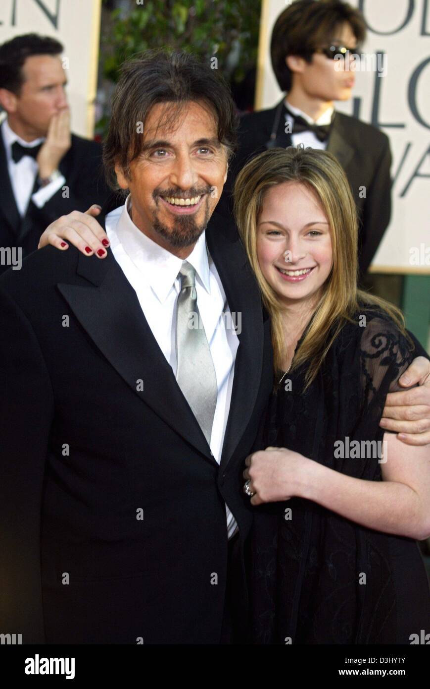 (Dpa) - US-Schauspieler Al Pacino und seine Tochter Julie Marie bei ihrer Ankunft bei den Golden Globes Award in Beverly Hills, USA, 25. Januar 2004 Lächeln. Pacino erhielt eine Auszeichnung für seine Rolle in dem Fernsehfilm "Angels in America". Stockfoto