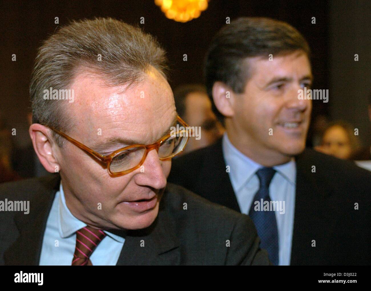 (Dpa) - Josef Ackermann (R), Vorstandsvorsitzender der Deutschen Bank AG, und Klaus Esser (L), ehemaliger Vorstandsvorsitzender der Mannesmann, warten auf den Beginn der sogenannten Mannesmann-Prozess vor dem Amtsgericht in Düsseldorf auf Mittwoch, 21. Januar 2004. Die Studie konzentriert sich auf die umstrittenen Abfindungszahlungen, die beim Kauf von Mannesmann durch den britischen Telekommunikation bezahlt wurden Stockfoto