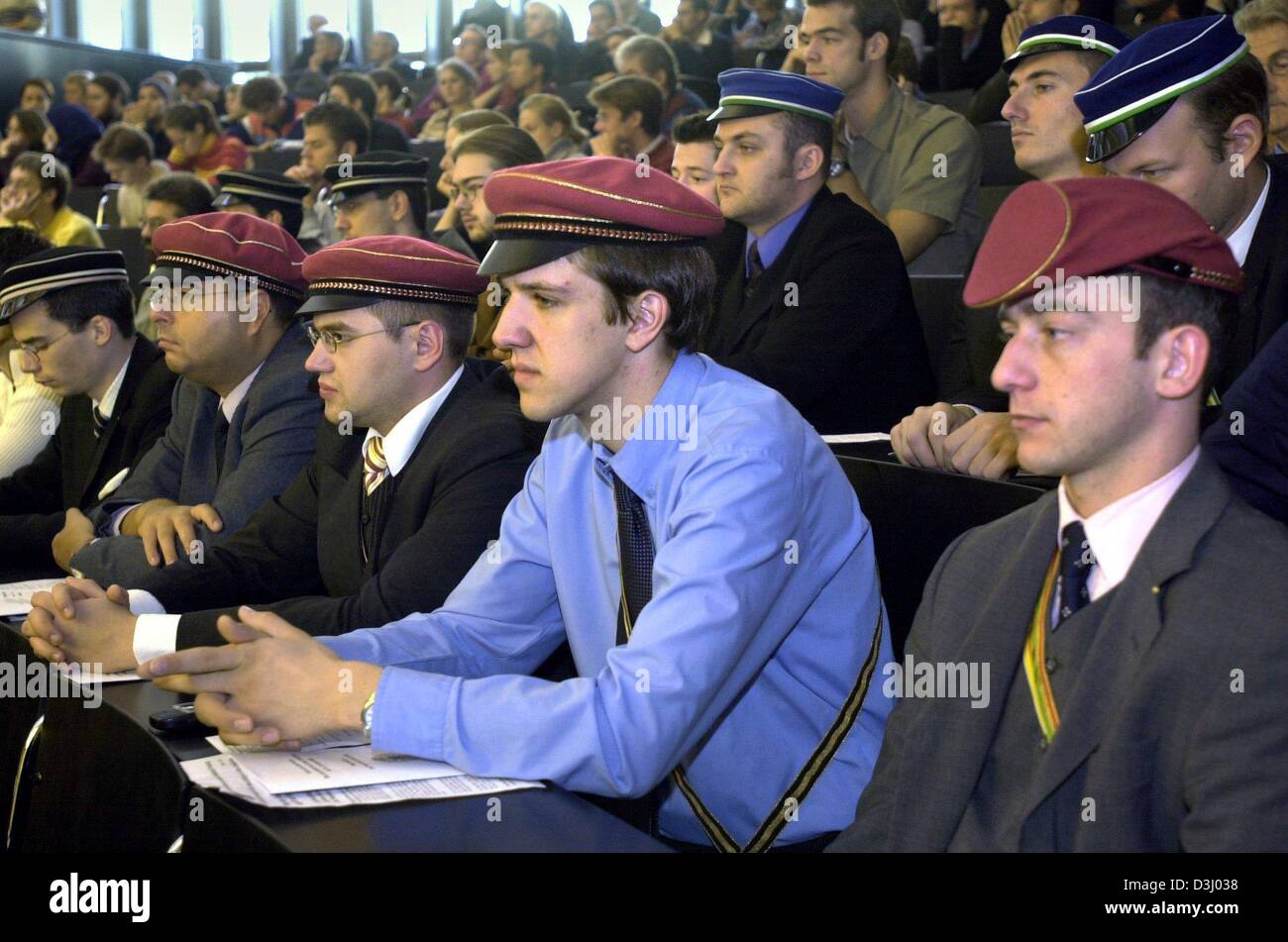 (Dpa) - Studenten und Mitglieder der Teutonia Brüderlichkeit (vorne), tragen Thir Kappen, sitzen in einem Hörsaal bei der Eröffnungsfeier des akademischen Jahres an der Universität Freiburg 15. Oktober 2003. Stockfoto