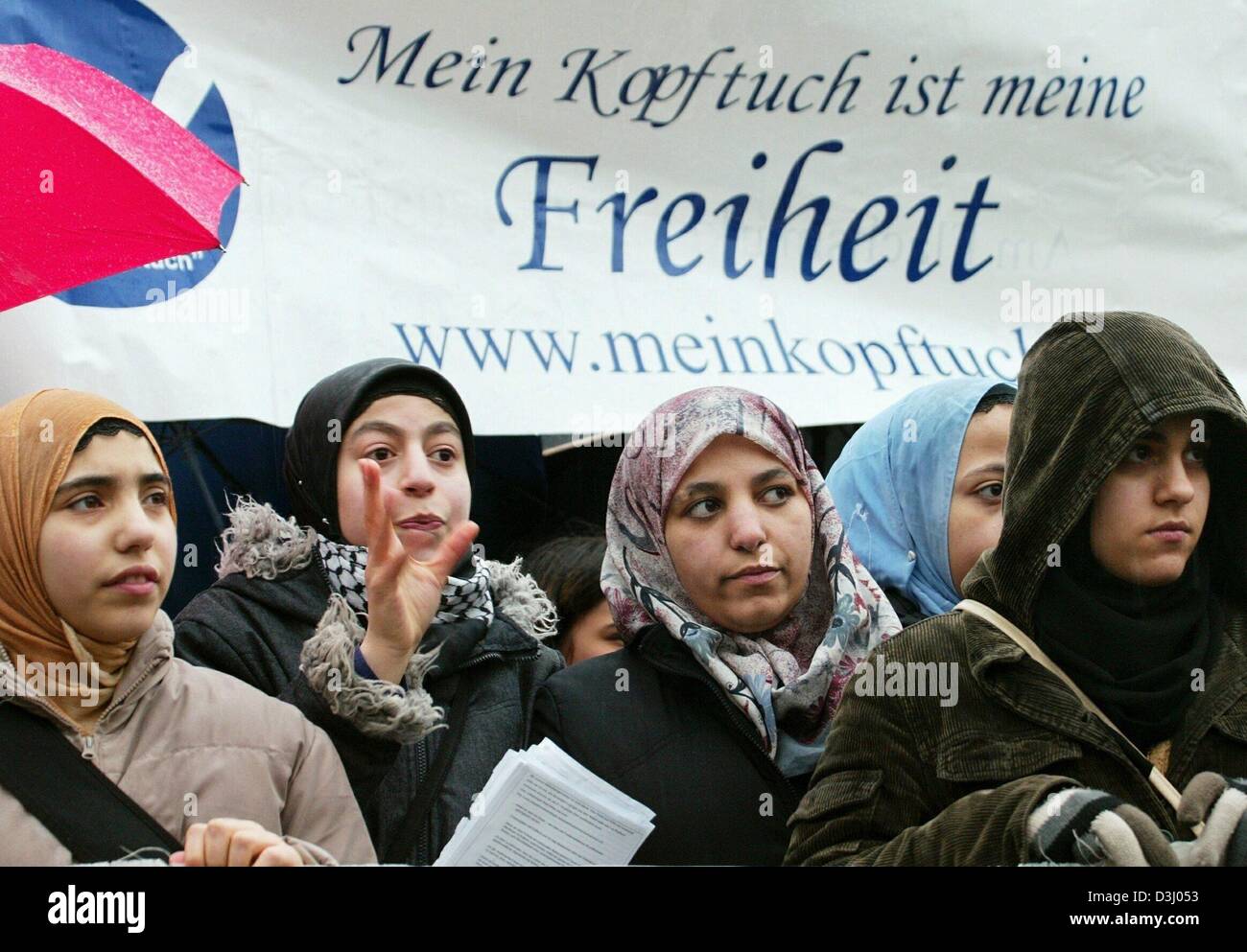 Dpa) - mehrere Frauen mit Kopftuch vor ein Banner lesen "mein Kopftuch ist  meine Freiheit" bei einer Demonstration gegen einen geplanten  Kopftuchverbot in Berlin, 17. Januar 2004 stehen. Die Debatte über  Kopftücher