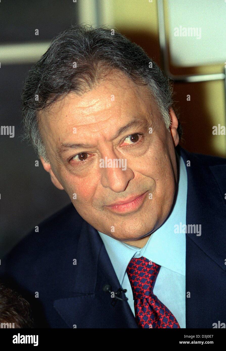 (Dpa-Dateien) - indischer Dirigent Zubin Mehta im Bild während einer TV show in Köln, Deutschland, am 6. Mai 2003. Geboren in Bombay, Indien, wuchs Zubin Mehta in einer musikalischen Umgebung, sein Vater war der Gründer der Bombay-Symphonie. Trotz dieser musikalischen Einfluss war Zubins erste Fachrichtung in der Medizin. Im Alter von achtzehn Jahren verließ er seine medizinische Karriere zur Teilnahme an der Akademie der Stockfoto