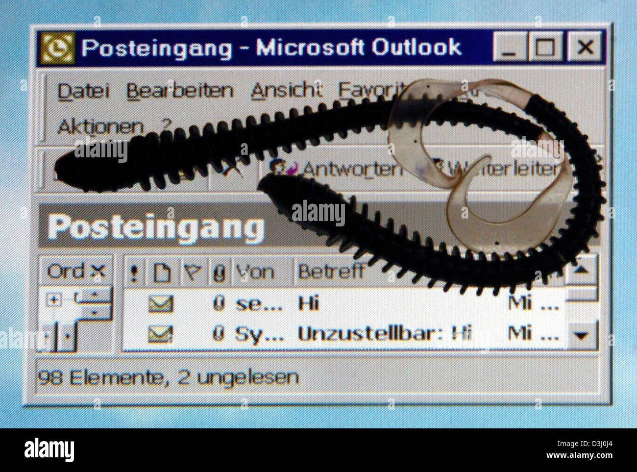(Dpa) - liegen zwei Kautschuk Würmer auf einem Computer-Bildschirm, der zeigt zwei E-mails in Microsoft Outlook e-Mail-Programm, die mit dem gefährlichen "Mydoom" Computer-Virus in Rostock, Deutschland, 28. Januar 2004 infiziert sind. Der Computervirus hat Millionen von E-mails in der ganzen Welt angegriffen und gilt als einer der schlimmsten Computerviren aller Zeiten. Stockfoto