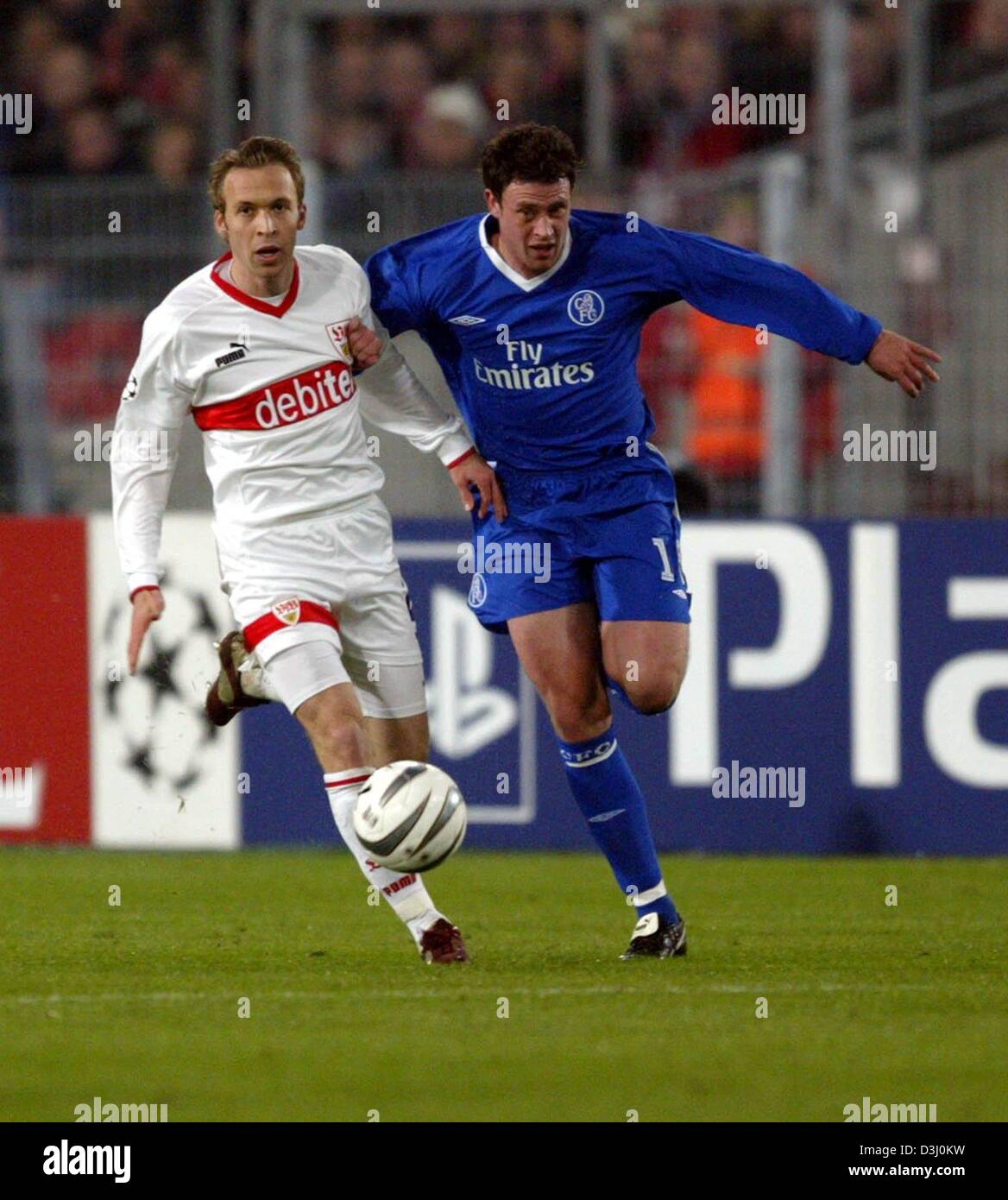 (Dpa) Andreas Hinkel (links) kämpft der VfB Stuttgart für den Ball mit FC Chelsea London Spieler Wayne Bridge in der Champions-League-Spiel zwischen VfB Stuttgart und FC Chelsea im Stuttgarter Gottlieb-Daimler-Stadion auf Mittwoch, 25. Februar 2004. Stockfoto