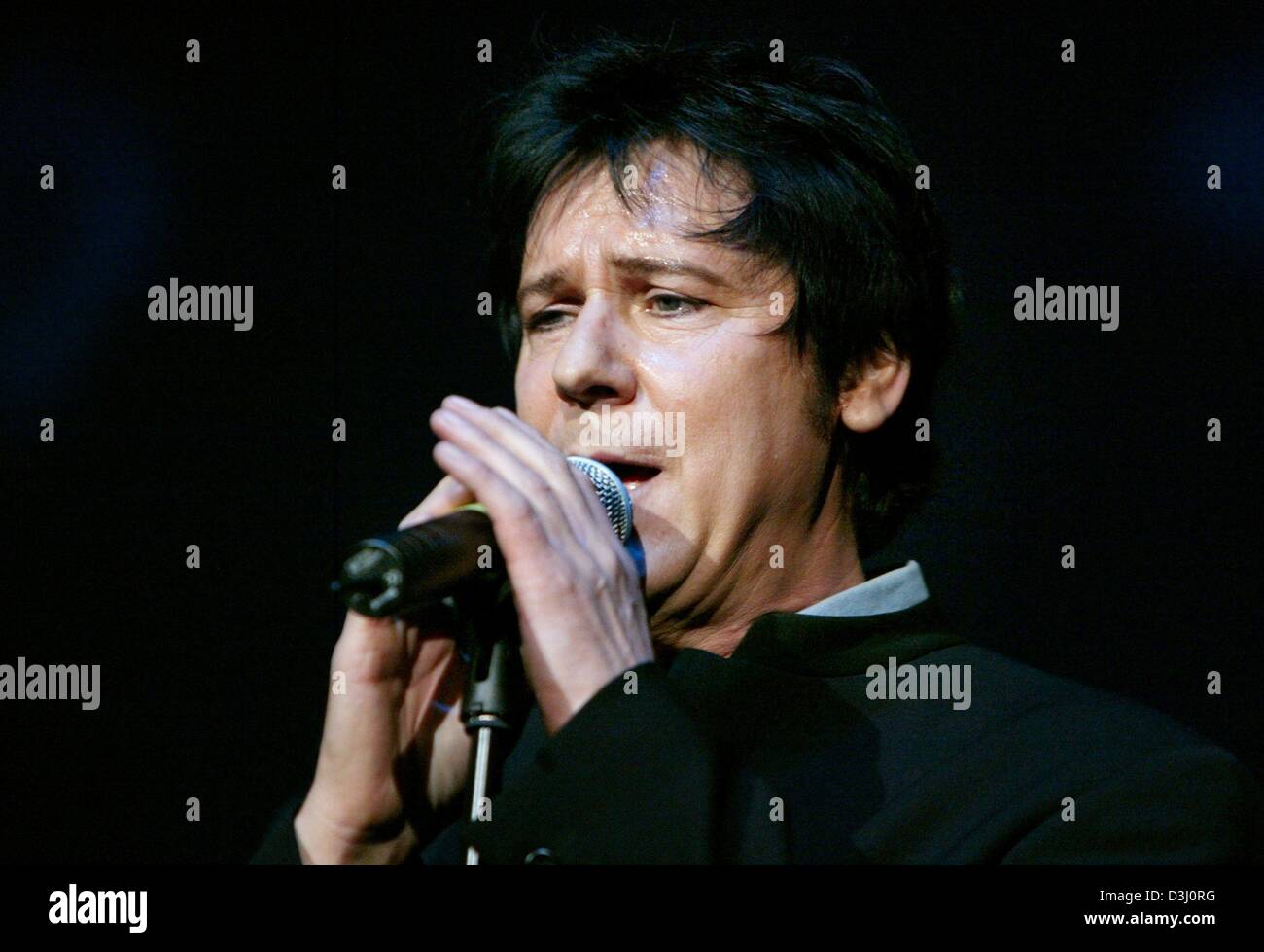 während der 22. Wiener Opernball in Frankfurt am Samstag, 21. Februar 2004 durchführt (Dpa) - Rock star Shakin ' Stevens. Unter dem Motto waren "Rock'n" Farben etwa 2.300 geladenen Gäste bis spät in die Nacht feiern. Stockfoto