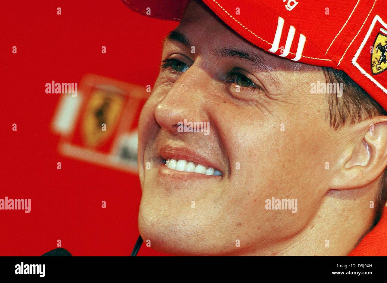 (Dpa-Dateien) Formel 1 Weltmeister Michael Schumacher lacht während einer Pressekonferenz in Madonna di Campiglio, nördlichen Italien (Datei Foto vom 15.01.2004).  Der sechsfache Weltmeister ist scharf auf die Saison 2004/2005 und räumt ein, "Ich bin hungrig wie ich am Anfang meiner Karriere war und den Titel wieder gewinnen wollen". Stockfoto
