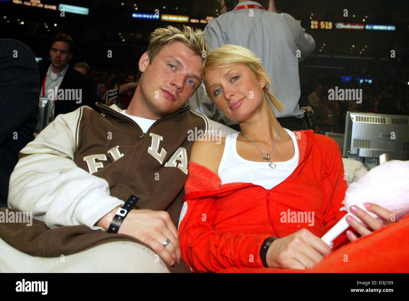 (Dpa) - US-Milliardär Erbin Paris Hilton und ihr Freund Nick Carter, ehemaliger Sänger der Backstreet Boys, Lächeln, während das NBA All-Star-Basketballspiel in Los Angeles, Kalifornien, USA, 15. Februar 2004. Stockfoto