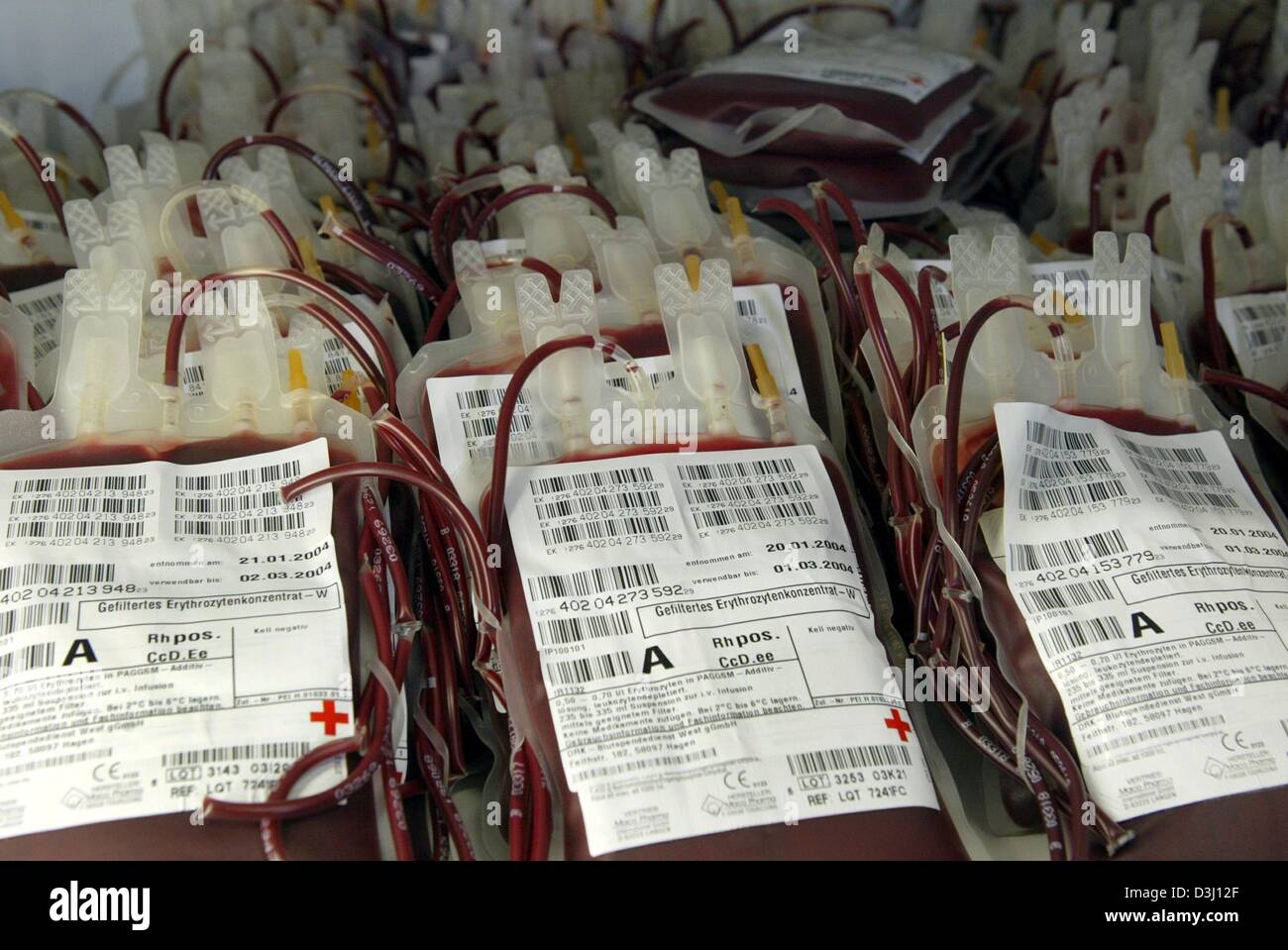 (Dpa) - zahlreiche Taschen mit gespendeten Blut-Versorgungsmaterial zu sehen sind an das Deutsche Rote Kreuz in Hagen, Deutschland, 27. Januar 2004. In Deutschland Spenden etwa 2 Millionen Menschen Blut jedes Jahr. Das Durchschnittsalter der Blutspender ist mehr als fünfzig Jahren; Daher versuchen Werbekampagnen, jüngere Menschen als Blutspender zu gewinnen. Stockfoto