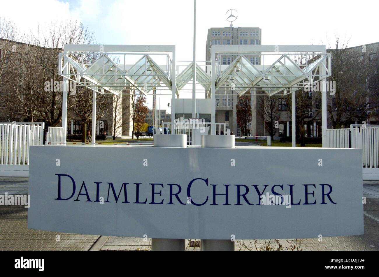 (Dpa) - Hauptquartier ein Überblick über die wichtigsten Verwaltungsgebäude der DaimlerChrysler in Stuttgart-Möhringen, Süddeutschland, 16. Februar 2004. Stockfoto