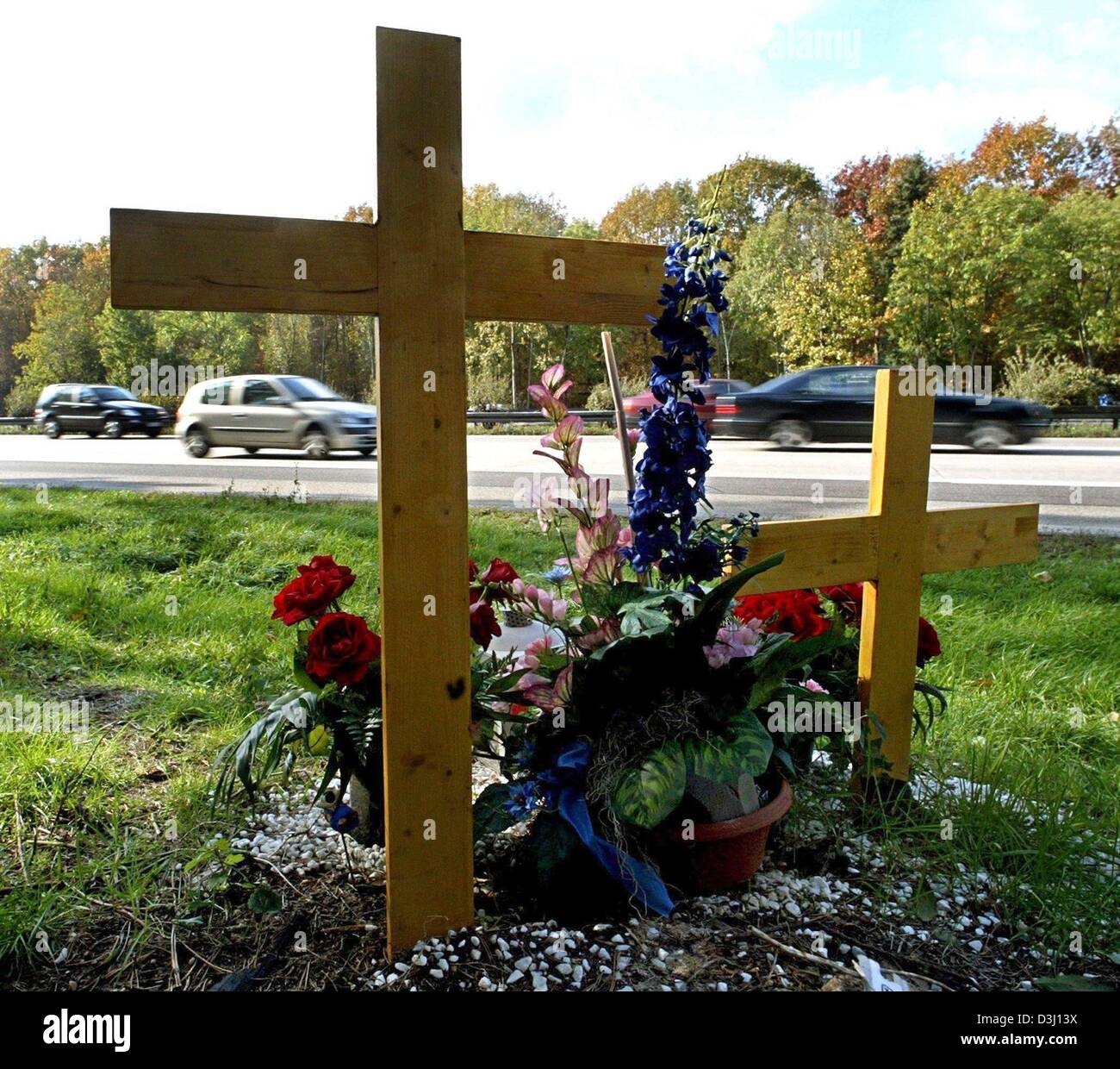 (Dpa-Dateien) - erinnern zwei Holzkreuze auf die Autobahn A5 an der tödlichen Autounfall, bei der eine 21 Jahre alte Mutter und ihre 2 jährige Tochter im Juli 2003 in der Nähe von Karlsruhe, Deutschland, 17. Oktober 2003 getötet wurden. In einem Fall die öffentliche Emotionen in Deutschland gerührt, befunden ein Karlsruher Gericht am 18. Februar 2004 der DaimlerChrysler-Testfahrer Rolf F. schuldig in den Tod einer jungen Frau Stockfoto