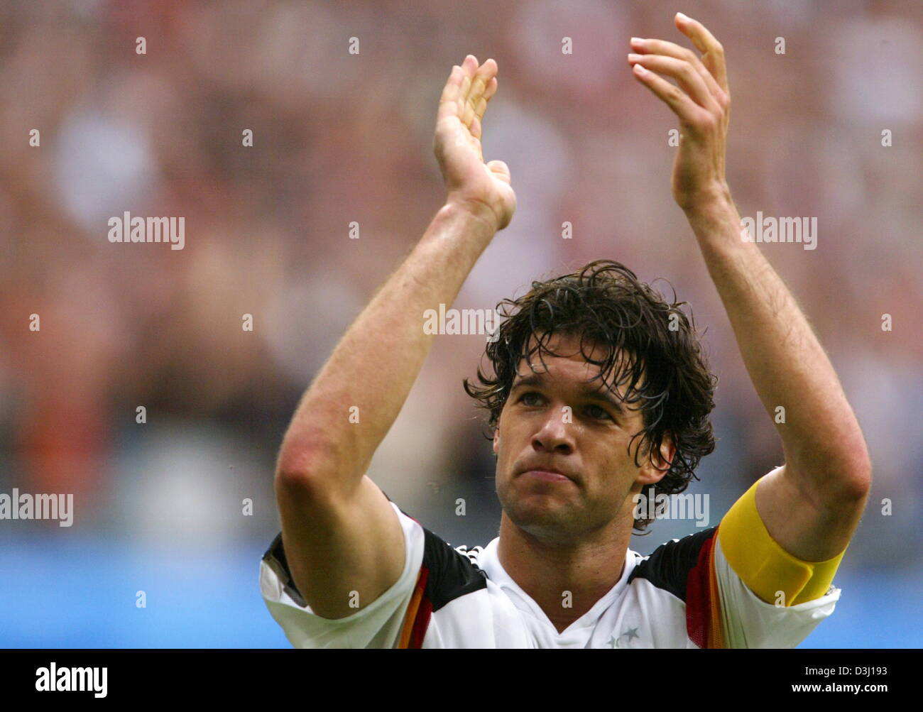 (Dpa) - deutscher Fußballspieler Michael Ballack dankt den Fans nach dem Spiel Deutschland Vs Mexiko um den dritten Platz in der Konföderationen-Pokal-Turnier in Leipzig, Deutschland, 29. Juni 2005. Deutschland gewann 4: 3 nach Verlängerung. (Hrsg.: Nutzung des Internet und mobile Anwendungen unterliegen den allgemeinen Geschäftsbedingungen der FIFA) Stockfoto