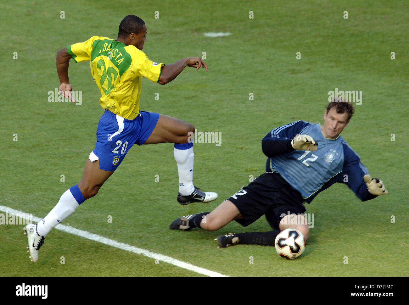 (Dpa) - deutsche Torhüter Jens Lehmann schnappt sich den Ball vor brasilianischen Julio Baptista während das Halbfinale des FIFA Konföderationen-Pokal-Turnier Deutschland vs. Brasilien in Nürnberg, 25. Juni 2005. Stockfoto