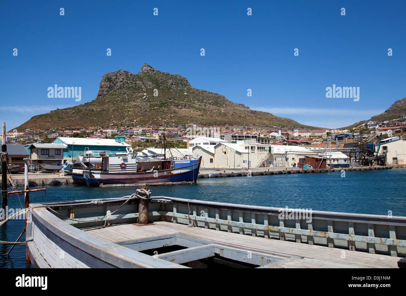 Kleine Fischerboote im Hafen von Hout Bay gegen Sentinel Aufschluss - Kapstadt - Südafrika Stockfoto