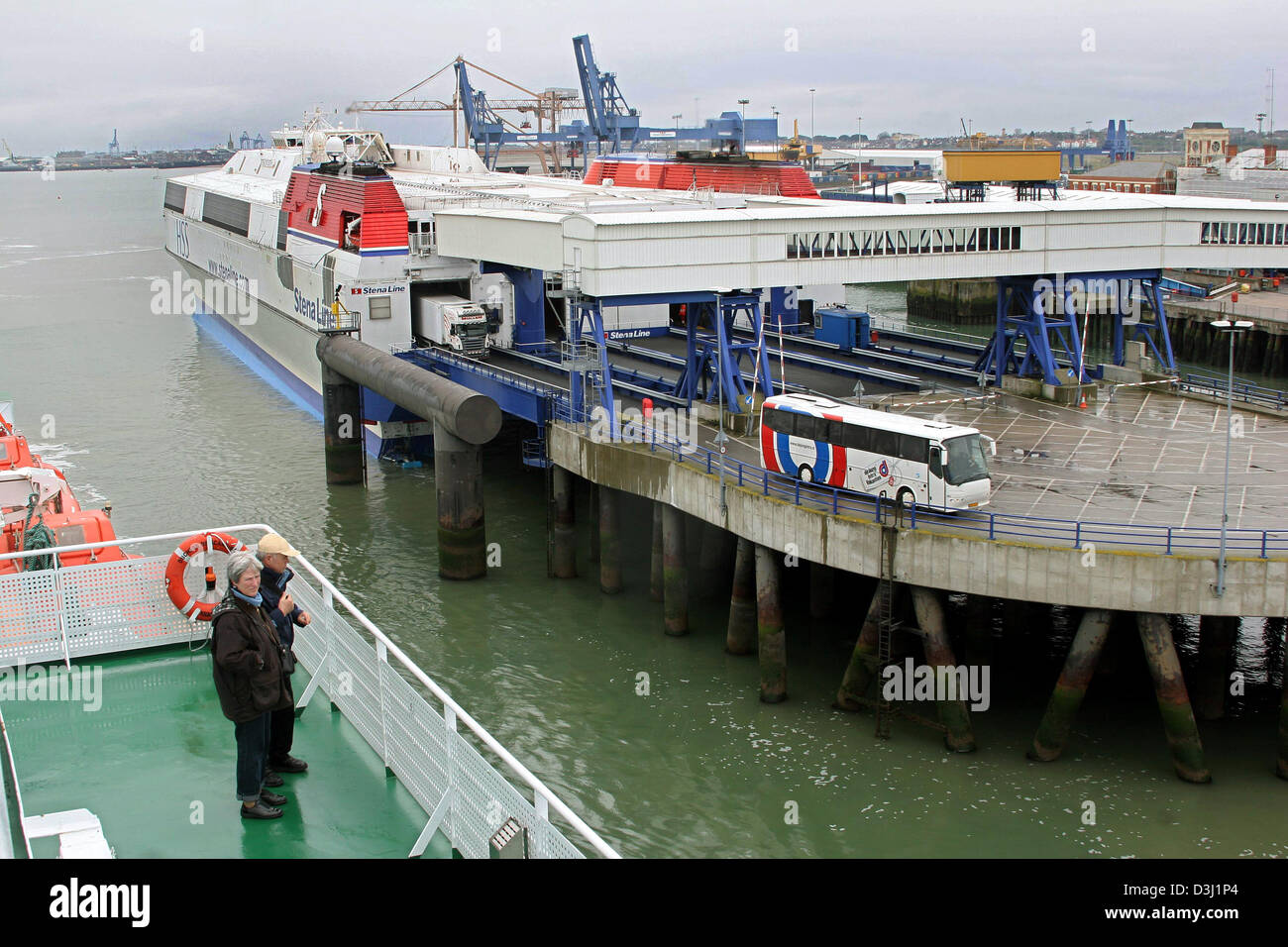 (Dpa-Datei) - das Bild, datiert 14. April 2005, zeigt Fahrzeuge eine SeaBus der Stena Line auf seinem Terminal in Harwich, Großbritannien zu verlassen. Stockfoto