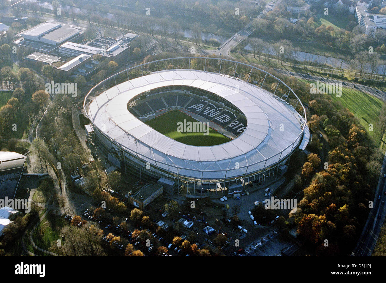 (Dpa) - die Luftaufnahme zeigt die AWD-Arena in Hannover, 15. April 2005. Die "Niedersachsenstadion" wurde 1954 erbaut und verwandelte sich in ein reines Fußballstadion für 63 Millionen Euro. Es bietet Platz für 39.300 Zuschauer und gehört zu den Orten der Wettbewerb von der FIFA WM 2006. Stockfoto