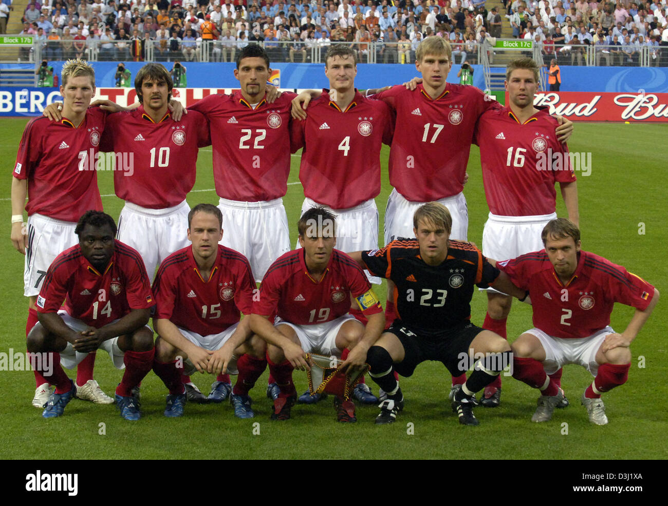Dpa) - das Bild zeigt die deutsche Fußball Nationalmannschaft vor dem Spiel  gegen Argentinien beim FIFA Confederations Cup 2005-Turnier in Nürnberg,  21. Juni 2005. Im Vordergrund stehen Gerald Asamoah, Fabian Ernst, Bernd