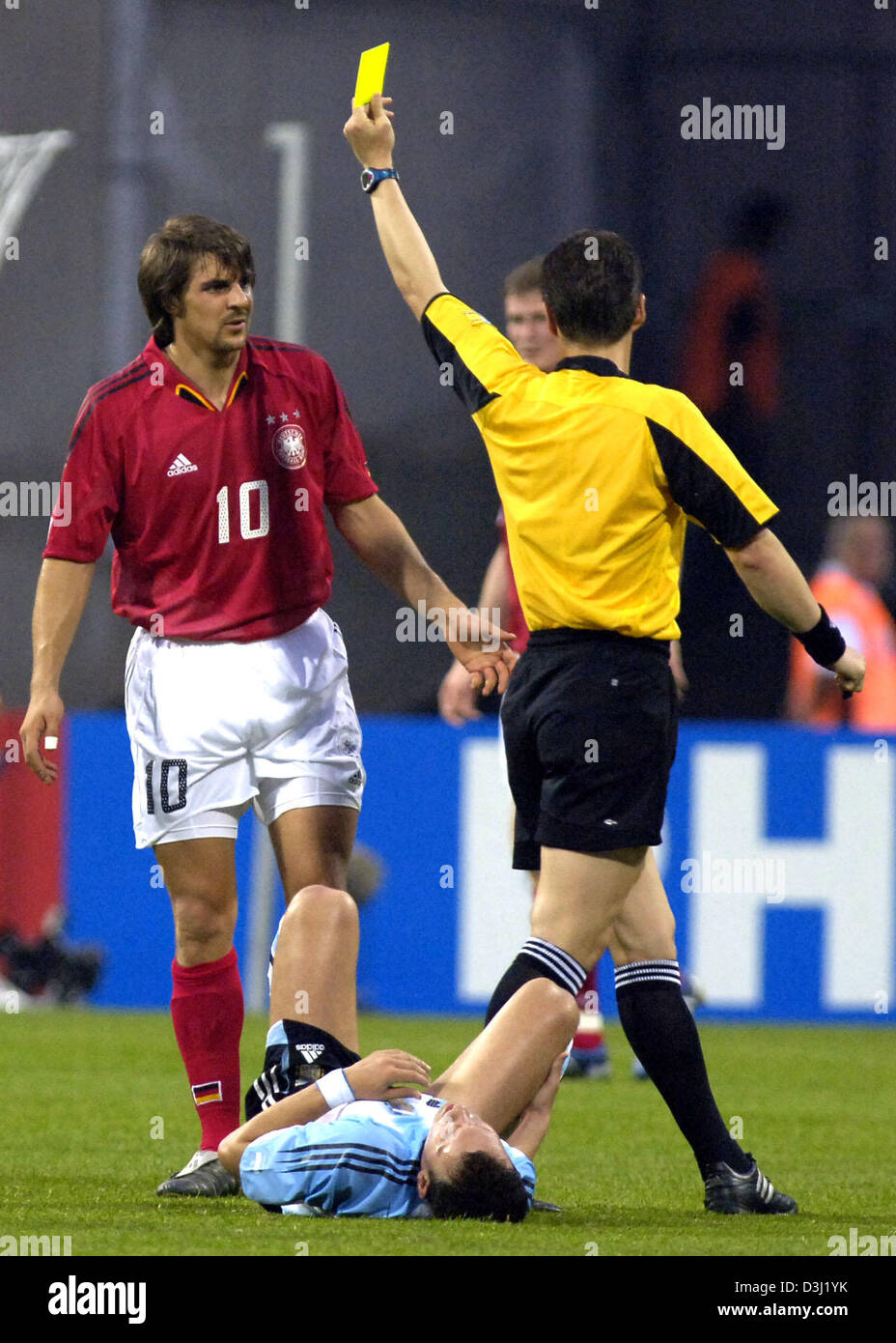 (Dpa) - deutsche Fußballer Sebastian Deisler (L) erhält eine gelbe Karte von Schiedsrichter Michel Lubos (R) während des Spiels zwischen Deutschland und Argentinien bei der FIFA Confederations Cup 2005 in das Franken-Stadion in Nürnberg, Deutschland, 21. Juni 2005. Das Spiel endete mit einem 2: 2-Unentschieden. Stockfoto