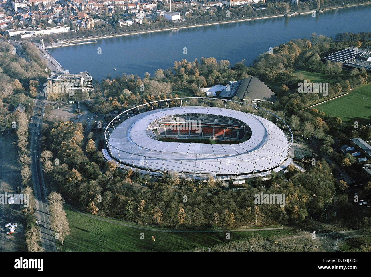 (Dpa) - die Luftaufnahme zeigt die AWD-Arena in Hannover, 15. April 2005. Die "Niedersachsenstadion" wurde 1954 erbaut und verwandelte sich in ein reines Fußballstadion für 63 Millionen Euro. Es bietet Platz für 39.300 Zuschauer und gehört zu den Orten der Wettbewerb von der FIFA WM 2006. Stockfoto