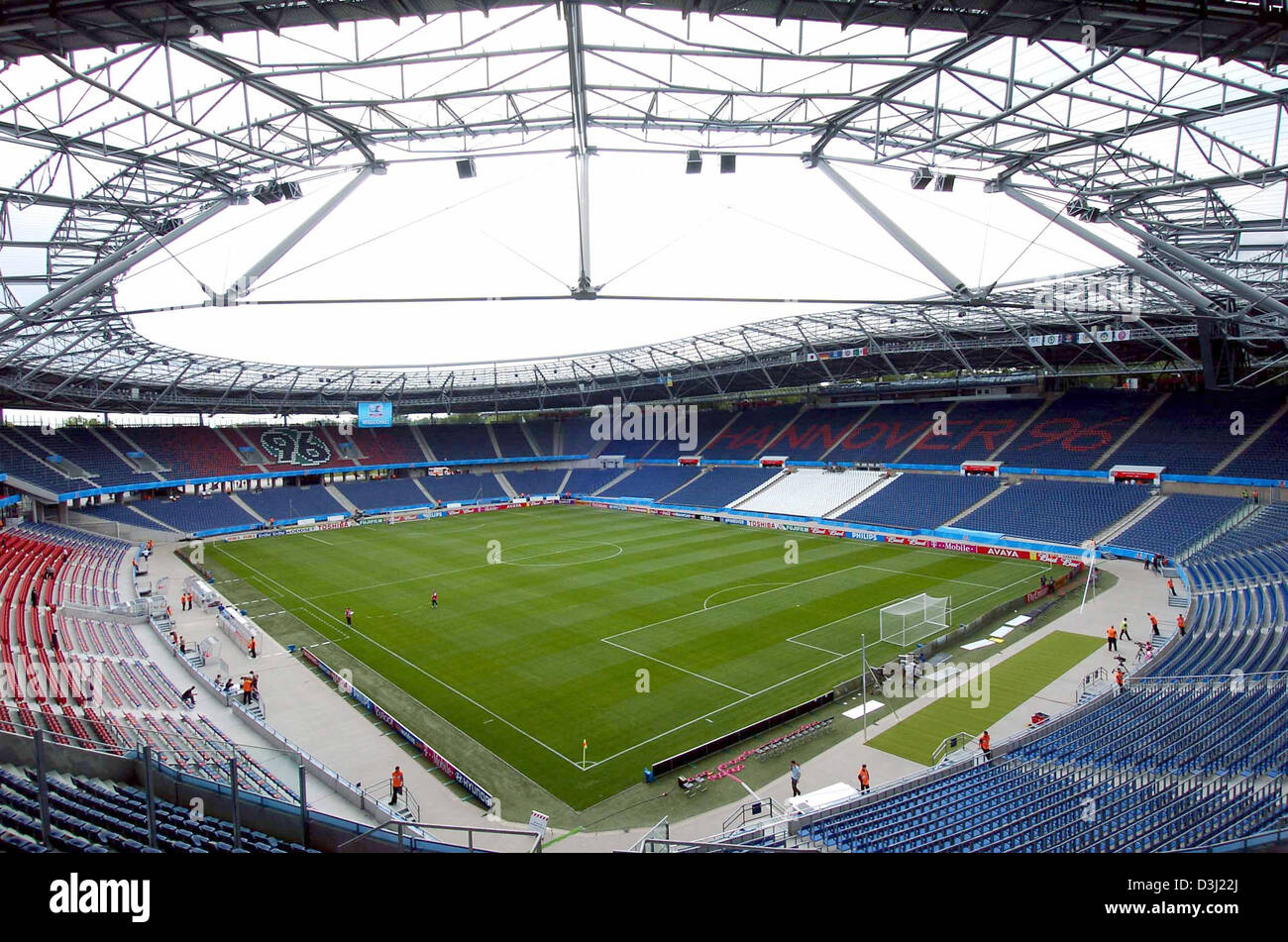 (Dpa) - der AWD-Arena in Hannover, Deutschland, 16. Juni 2005. Die "Niedersachsenstadion" wurde 1954 erbaut und verwandelte sich in ein reines Fußballstadion für 63 Millionen Euro. Es bietet Platz für 39.300 Zuschauer und gehört zu den Orten der Wettbewerb von der FIFA WM 2006. Stockfoto
