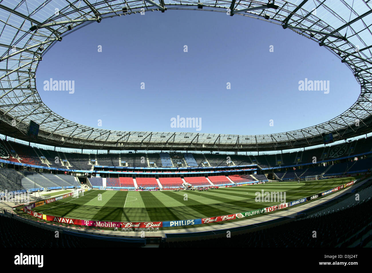(Dpa) - ein Blick auf das Fußballstadion AWD-Arena in Hannover, 19. Juni 2005. Das Stadion, das im Jahr 1954 gebaut wurde, war vor kurzem für einen Betrag von 63 Millionen Euro renoviert und bietet nun Platz für 39.300 Zuschauer. Der AWD-Arena ist einer der Austragungsorte der FIFA Fußball WM 2006 in Deutschland hosten. Stockfoto