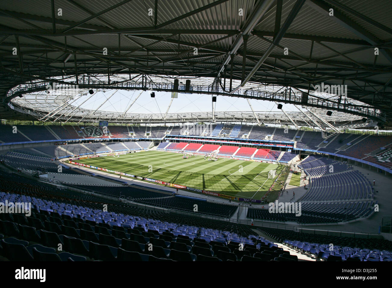 (Dpa) - Blick in der FIFA-Konföderationen-Pokal Wettbewerb Ort AWD-Arena in Hannover, 19. Juni 2005. Die "Niedersachsenstadion" wurde 1954 erbaut und verwandelte sich in ein reines Fußballstadion für 63 Millionen Euro. Es bietet Platz für 39.300 Zuschauer und gehört zu den Orten der Wettbewerb von der FIFA WM 2006. Stockfoto