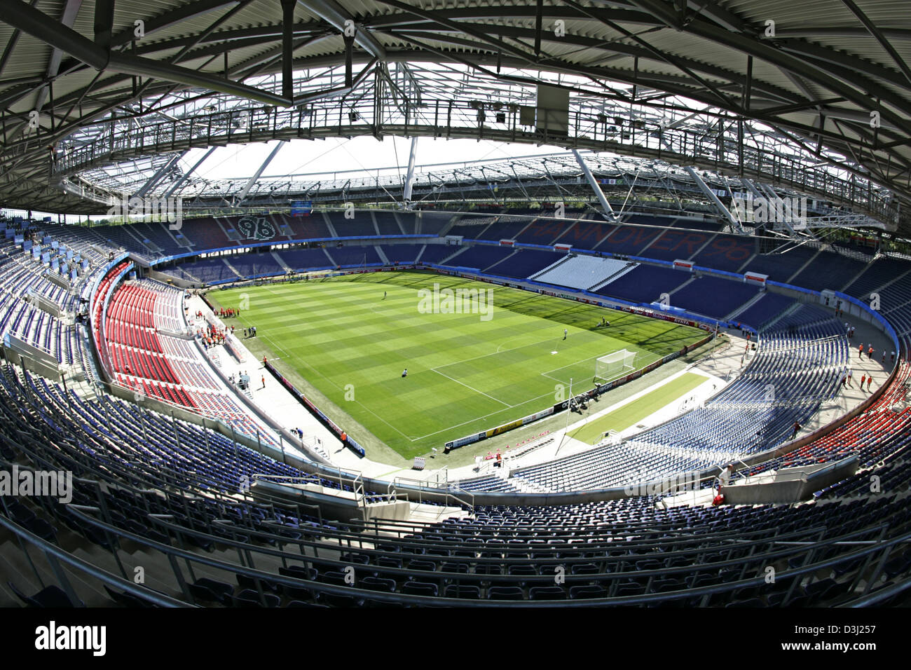 (Dpa) - ein Blick auf das Fußballstadion AWD-Arena in Hannover, 19. Juni 2005. Das Stadion, das im Jahr 1954 gebaut wurde, war vor kurzem für einen Betrag von 63 Millionen Euro renoviert und bietet nun Platz für 39.300 Zuschauer. Der AWD-Arena ist einer der Austragungsorte der FIFA Fußball WM 2006 in Deutschland hosten. Stockfoto