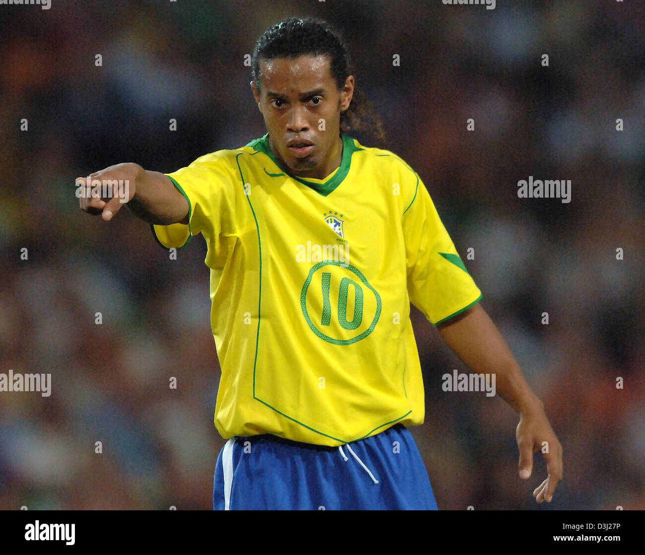 (Dpa) - brasilianische Fußball-star Ronaldinho während des Spiels zwischen Brasilien und Mexiko bei der FIFA Confederations Cup 2005 in Hannover, 19. Juni 2005 gestikuliert. Mexiko gewann das Spiel 1: 0. Stockfoto