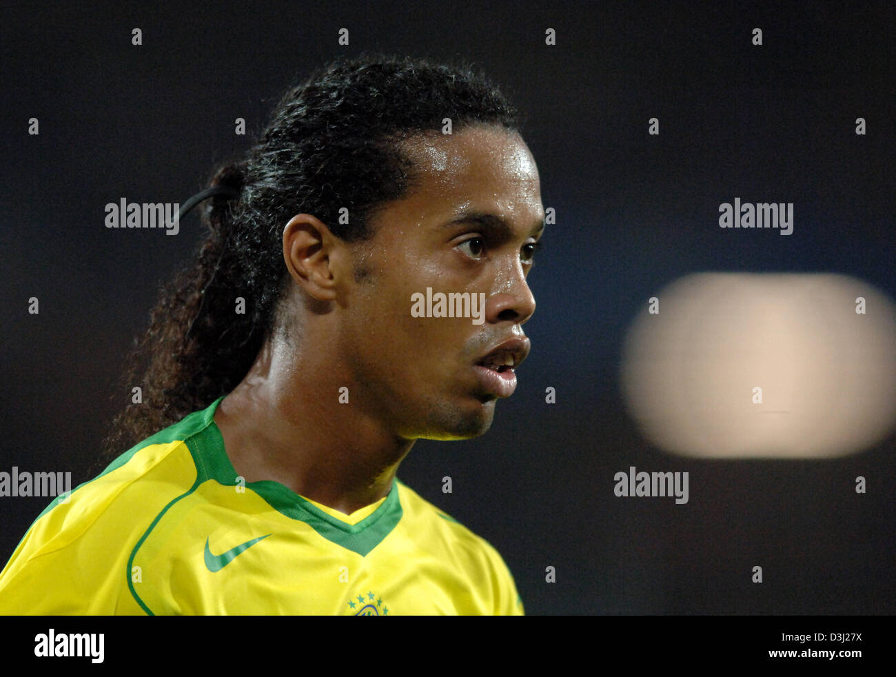 (Dpa) - das Bild zeigt brasilianischen Fußballstar Ronaldinho während des Spiels zwischen Brasilien und Mexiko bei der FIFA Confederations Cup 2005 in Hannover, 19. Juni 2005. Mexiko gewann das Spiel 1: 0. Stockfoto