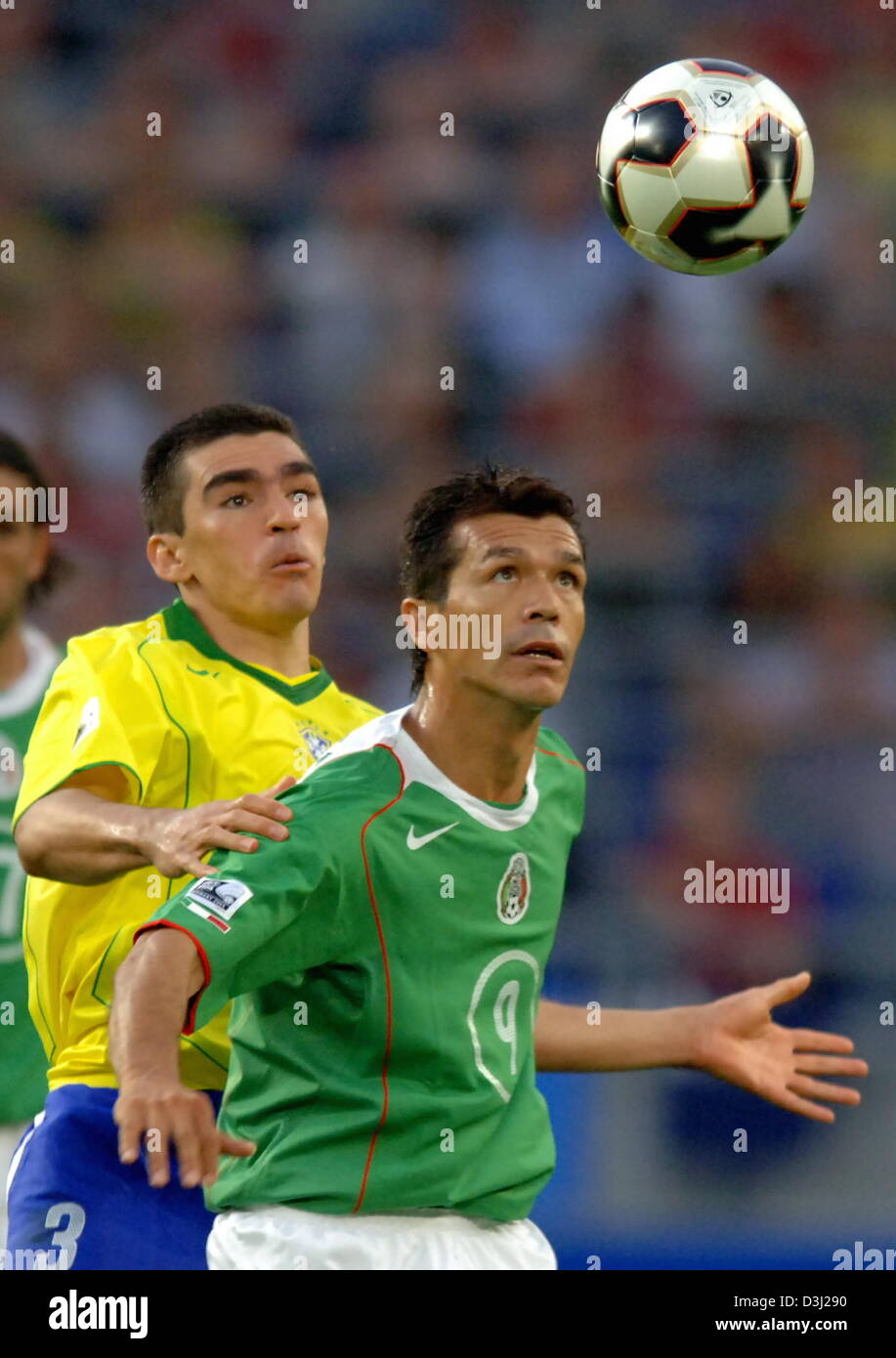 (Dpa) - kämpft mexikanischen Stürmer Jared Borgetti (R) mit brasilianischen Verteidiger Lucio für den Ball während ihres Spiels bei den FIFA Confederations Cup 2005 in Hannover, 19. Juni 2005. Mexiko gewann das Spiel 1: 0. Stockfoto